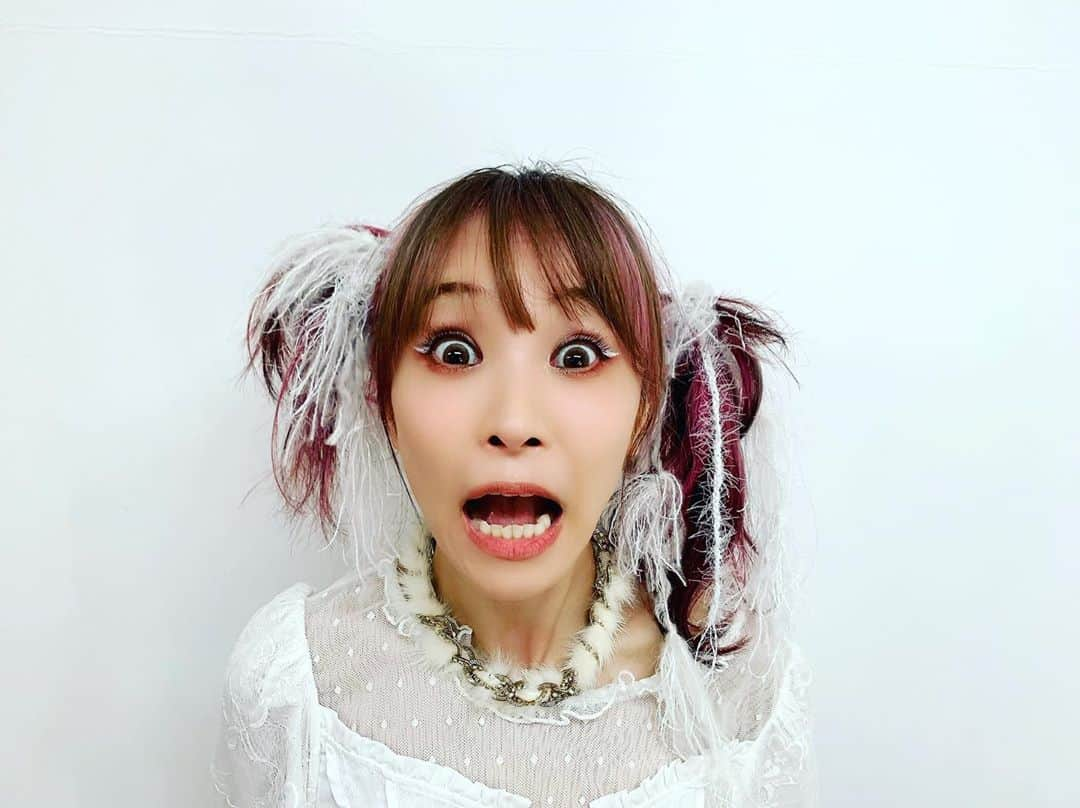 LiSAさんのインスタグラム写真 - (LiSAInstagram)「リスアニ！で連載のお薬出しておきましたっ。のりさんこヘアーメイクはスノーホワイトです⛄️降り頻る雪が積もるよ〜おにっ⛄️ #再開　#のフレーズが出てくる #雪頭に積らせた後取れなくなった #りさへあめいく　#たばたばめいく　@tabatabamake #ラインは白」11月11日 13時27分 - xlisa_olivex