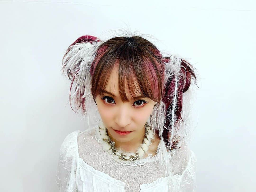 LiSAさんのインスタグラム写真 - (LiSAInstagram)「リスアニ！で連載のお薬出しておきましたっ。のりさんこヘアーメイクはスノーホワイトです⛄️降り頻る雪が積もるよ〜おにっ⛄️ #再開　#のフレーズが出てくる #雪頭に積らせた後取れなくなった #りさへあめいく　#たばたばめいく　@tabatabamake #ラインは白」11月11日 13時27分 - xlisa_olivex