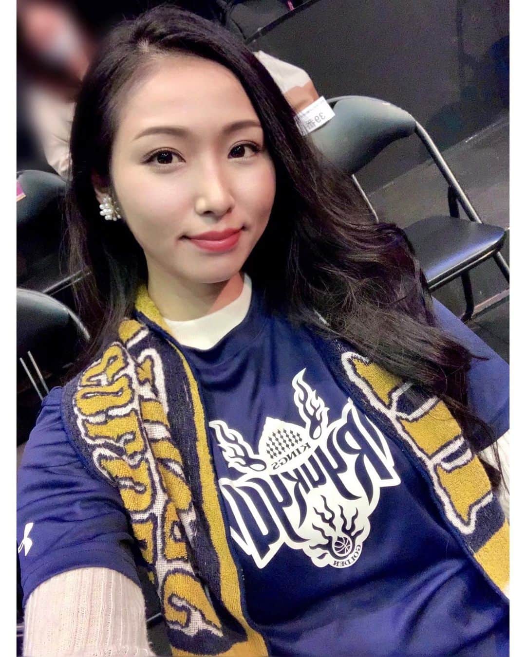のインスタグラム：「11/8(日)Bリーグ🏀 川崎ブレイブサンダースvs琉球ゴールデンキングス in とどろきアリーナ . . 思い返せば、Bリーグの開幕戦から観ているのでもう5年もキングスが大好き☺️👑 . . 2戦目のキングスも最高でした〜👏✨ 岸本選手は欲しいところで絶対3P決めてくれるし🥰 並里選手のドライブも、クーリー選手がダンクする時のアシストのパスのチョイスも好きでした☺️✨ 田代選手もフリースローを決めきるところがさすがだし😊 最後は、ミスをしないで24秒きっちり使っていくのがセオリーだけど… 隙を突いて最後まで諦めないプレーはさすが川崎ブレイブサンダース👏⚡️ 最後までドキドキした〜🙌💓 . それにしても、キングスの選手たち、ベンチすぐ立つからさ笑 2日間で何回ベンチのテクニカル取られてるんだろ🤣 ベンチの雰囲気がとても良いのよね😌❤️ コートの岸本選手、田代選手の落ち着いて🙌のジェスチャー良かった〜😂✨ 藤田HCのキングスブースター煽るのも良かった✨ アウェイでも、コーチや選手がブースターを巻き込んで 空気感を作れるのが良いし、キングスはチームもプレーもブースターさんも最高よ☺️👑❤️ . もし宝くじ当たったら、キングスの全試合とBリーグの全チームホームゲーム制覇に使いたい…笑 . 年明けは、キングスアリーナでホームゲーム絶対観るよ✊🏀👑 #司会 #mc #モデル #model #リポーター #ナレーター #reporter #ナレーション #スポーツmc  #イベント #イベントmc #神戸麻衣 #静岡モデル #basketball #バスケットボール #bリーグ #琉球ゴールデンキングス」
