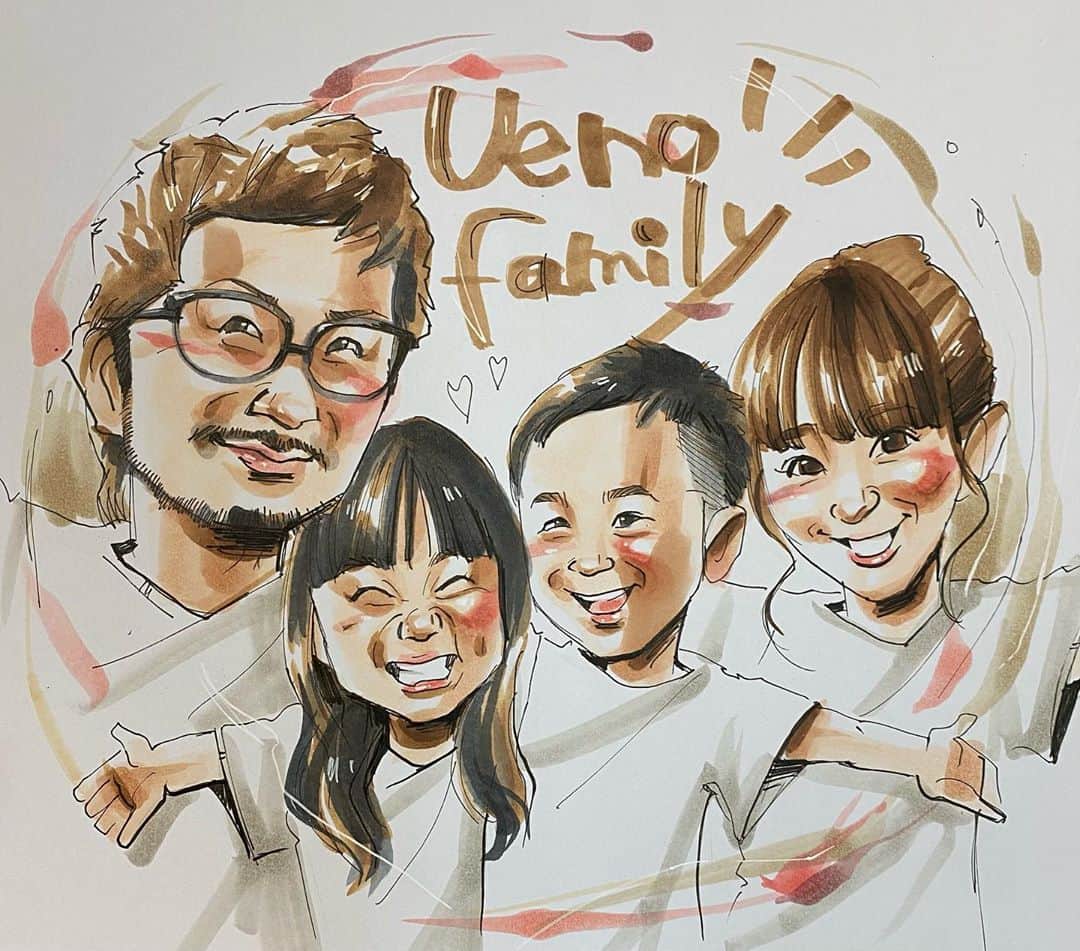 似顔絵★𝗚𝗢𝗥𝗜𝗞𝗜𝗡𝗚のインスタグラム：「. 先日の一枚❤️❤️ #gorikingの小洒落てみたシリーズ で、 ご家族みなさんをー💕⭐️✨  それぞれの笑顔がとっても素敵です❤️❤️✨  . . 色味は奥様がお好きなベージュとピンクで😘  . . ご依頼ありがとうございました🙇‍♀️⭐️✨💕  ❌❌現在は、予約受付終了してます❌❌ 。 . . .  2020年度ご予約のお客✨ 現在120番までの方へ案内中です🌟✨💕 DMの確認いただきgmailへ返信宜しくお願い致します🙇‍♀️🌟✨✨ . . . .  次回の予約応募は、2020年のご予約分を書き終える予定の 来年春から夏頃の、、、予定です。 ※あくまでも予定なので前後します🙇‍♀️ . . . .  オーダー再開の際には 人数制限あるため必ず予約ができるわけではございません。 そのことも踏まえた上で 次回ご検討いただけると嬉しいです(^^) . . また、結婚式の使用を考えてくださる方も多いです✨  前々からお伝えしていますが、 基本的に予約順に対応しているため、 近々の納期を希望される方は、 対応できないこともあるので、 あらかじめご了承ください💦 . . . . . ※今回予約が取れた方へ※ . .  写真がまだ用意できてない、入金が遅れそうなど、状況により、順番が前後することもございます‼️ あらかじめご了承ください。 。 . . . また、芸能人、キャラクターのオーダー、パロディ風オーダーはお断りしています。  芸能人については、ご本人様に直接プレゼントなどはOKです。 . . . . . . 💰料金表は過去投稿記事みてね❤💰 . . . . . ➡️ハッシュタグ⇨ goriking117料金表2019⬅️ . . ✨✨✨✨✨✨✨✨✨✨✨✨✨✨✨✨ @by.goriking のアカウントでは、 過去書かせて頂いたお客様方からの、 似顔絵のその後のお写真をいただき、 投稿しております^ - ^❤️❤️ 玄関に飾ってある似顔絵、 渡した瞬間のお写真、 ご本人とのお写真などなど💕 いろんな場面でのお写真お待ちしております^ - ^✨⭐️ . . . .  #似顔絵#pencildrawing#drawing#pencil#illust#painting#art#artwork#絵描きさんと繋がりたい#似顔絵師#gorikingの似顔絵屋さん#仲良し家族#子供のいる暮らし#お洒落#可愛い#男の子#女の子#兄妹#kidsgirl #girl #brothers#boy#kids#kids_japan#comicart#anime#animeart#comicartist#animejapan」
