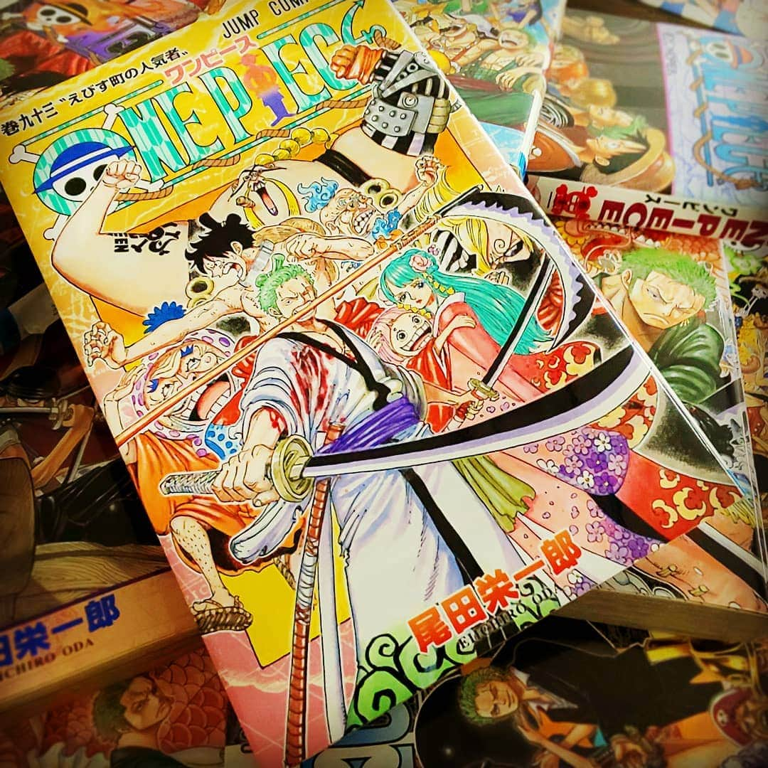 ONE PIECEスタッフ公式さんのインスタグラム写真 - (ONE PIECEスタッフ公式Instagram)「#ゾロ誕生祭2020 本日11月11日はロロノア・ゾロの誕生日！🥳🎂✨ 今回、ゾロが表紙に登場したコミックスを集めてみました！ . ルフィの最初の仲間となった、麦わらの一味の一人。 夢は、世界一の〝大剣豪〟❗️　いろんなバトルで圧巻の剣技を披露する三刀流の剣士です！⚔️ . 現在、ワノ国編ではルフィ達とともに四皇カイドウの討ち入りへ！　おでんの愛刀「閻魔」を携え、鬼ヶ島で大暴れ！👊💨 今後の、ゾロの活躍にも目が離せません👀✨ . ゾロ、 #誕生日おめでとう ！ #happybirthday ！ . #onepiece #ワンピース #漫画 #manga #尾田栄一郎  #eiichirooda #週刊少年ジャンプ #shonenjump #ロロノアゾロ #zoro #roronoazoro  #麦わらの一味 #最悪の世代 #海賊 #pirates #刀 #katana #11月 #11日 #11月生まれ #November #comics #表紙 #comiccover」11月11日 12時07分 - onepiece_staff