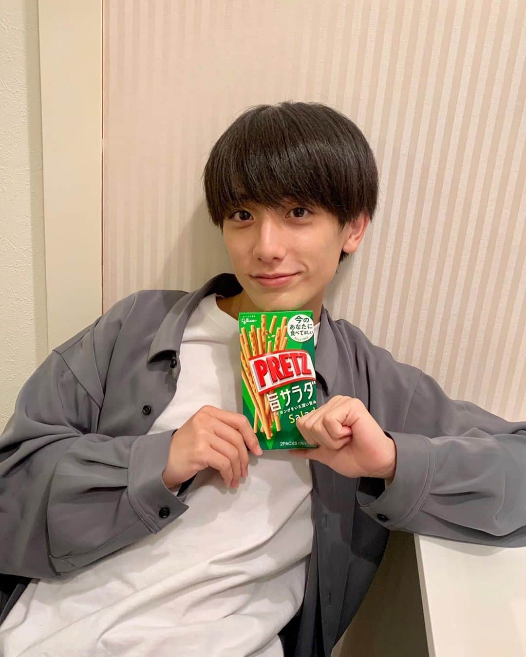 小西詠斗のインスタグラム：「. 今日11月11日はポッキー＆プリッツの日です！ 僕も休憩中にプリッツを食べて楽しんでいます！ . みんなも1推しのプリッツを食べて楽しんでね😊 https://cp.pocky.jp/popz2020-cvs/   #ポッキープリッツの日 #プリッツ組 #プリッツゲーマー組 #対象コンビニ限定 #Glico_PR」