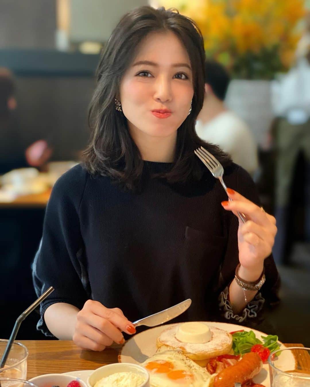 のインスタグラム：「こんにちは☀️ . 大好きなパンケーキモーニング🥞❤️ 代官山にあるIVY PLACEは早朝から営業しているので仕事前に行って朝活するのが大好き☀️今回はフルーツではなくソーセージエッグをセレクトしたよ🥴🍳 . そしてヘアカラーもチェンジ💇‍♀️大学時代からお世話になっている @chidou.heel ちゃんにカラーしてもらいました❤️昔からヘアカラーのドン的存在でしたが今、昔よりもさらにドン感がでてます🙆‍♀️笑 確実にいいカラーにしてくれるから本当ありがたい❗️いつもありがとう❤️ . そして今月も @rillee_on でソニックフィット💕今回で4回目❗️もうだいぶ小顔になってきたなー！と思ってそろそろ休憩してもと思ってたけど、やっぱり行くと断然変わる👏笑 痛くないのに本当すごい！即効性あるし持続性あるので、ソニックフィットは本当おすすめです🙆‍♀️ 横顔に自信が持てるようになりますよ✨ . 午後も頑張っていきましょう❤️ . #りなまるグルメ #パンケーキ #pancakes #朝食 #モーニング #breakfast #代官山 #daikanyama #代官山グルメ #リリーオン #ソニックフィット #小顔 #リフトアップ #ヘアカラー #ヘアスタイル #ミディアム #ミディアムヘア #haircolor #hairstyle #黒髪 #blackhair #秋カラー #秋ヘア #大人ヘア #ヘアトリートメント #ヘアカタ #ヘアカタログ #横顔 #haircut #銀座ヘアサロン」
