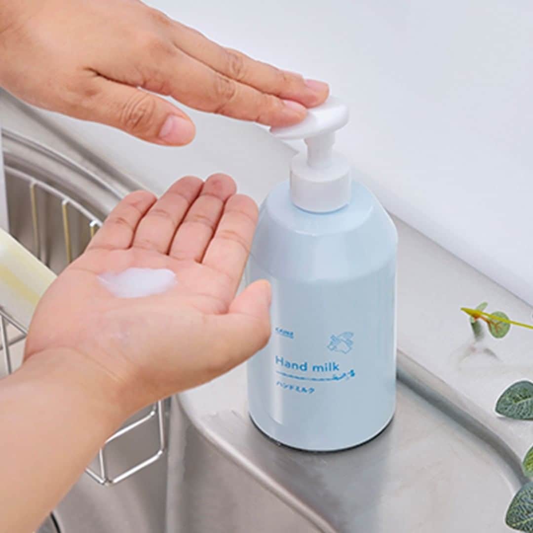 カインズさんのインスタグラム写真 - (カインズInstagram)「手肌の乾燥が気になる季節になりましたね。  ハンドクリームで保湿はするけれど、「使った後は手がヌルヌルして気になってしまう」「水仕事の度に手を拭いたあとじゃないと使用できない」というお悩みを解決する商品をご紹介。  カインズの「濡れた手でも使えるハンドミルク」は食器洗いや手洗い後など、濡れた手になじませてから水でサッと流すタイプ。手洗いの仕上げに時短ハンドケアができるアイテムです。ベタつかずにさらっと使えて、無香料なので香りも気になりません。  手洗い後の仕上げに、サッとハンドケアまで。 400mlの大容量なので、ご家族のみなさんでお使いいただけます。  ■濡れた手でも使えるハンドミルク 400ml 価格 798円(税込) ※一部店舗では売価が違うことがあります。  〇詳しくはこちら https://www.cainz.com/shop/g/g4549509721260/ ※一部店舗によりお取り扱いがない場合がございます。ご了承ください。  #カインズデザイン展vol6 #designexhibition #cainz #cainzhome #カインズ #カインズホーム #くらしにららら #ハンドミルク #ハンドケア #ホームケア #おこもり美容 #乾燥 #乾燥肌 #保湿 #保湿アイテム #時短 #手洗い」11月11日 12時00分 - cainz_official