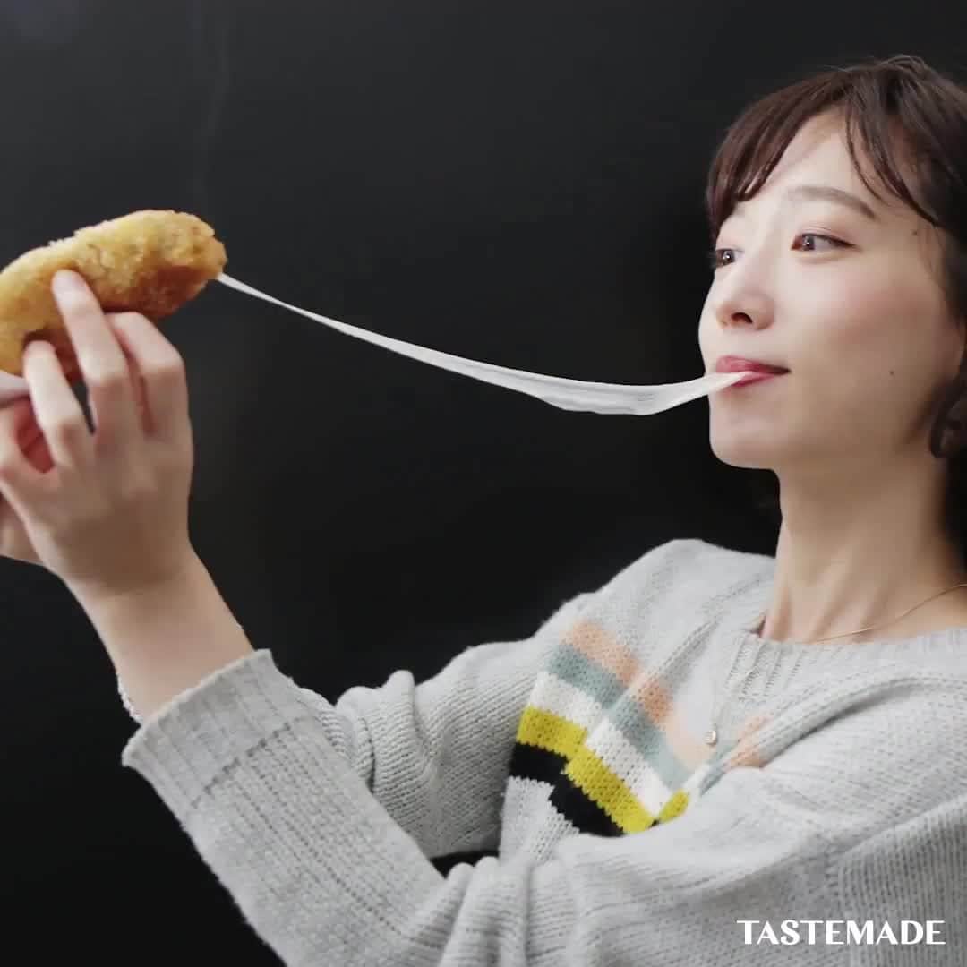 のインスタグラム：「【ヤケド注意👅】明太チーズじゃがスティック⁠ ⁠ ⁠ 今日は#ポッキーの日！⁠ スティックフードをご紹介します✨⁠ ⁠ びよ〜んと伸ばして食べよう😋⁠ ⁠ ■材料⁠ マッシュポテト　180g⁠ たらこパスタソース　25g⁠ のり　適量⁠ 片栗粉　10g⁠ さけるチーズ　2本⁠ 溶き卵　適量⁠ パン粉　適量⁠ 揚げ油　適量⁠ ⁠ ■手順⁠ 1. ボウルにマッシュポテト、たらこパスタソース、のり、片栗粉を入れて混ぜる。⁠ 2. ラップをしいた所に持っていき、さけるチーズを2本入れ包む。⁠ 3. 溶き卵、パン粉をつけたら揚げる。⁠ 4. 火傷しないようにペーパーなどで手に持ち食べる！⁠ ⁠ ⁠ #テイストメイド #料理 #クッキング #レシピ #料理動画 #レシピ動画 #今日のご飯 #おうちご飯 #おうちごはん #おうちカフェ #ランチ #お昼ごはん #簡単レシピ #手料理 #手作り料理 #グルメ#食を楽しむ #簡単料理 #キッチングラム #おうちごはん部 #おうちで過ごそう #stayhome⁠ #おうち時間 #おうち時間を楽しむ⁠ #チーズ #マッシュポテト #明太子 #じゃがいも⁠ ⁠⠀⁠ 作ったら#おうちテイストメイド で投稿してね🧀⁠⠀⁠⠀⁠ ストーリーズでリポストされるかも🥔」