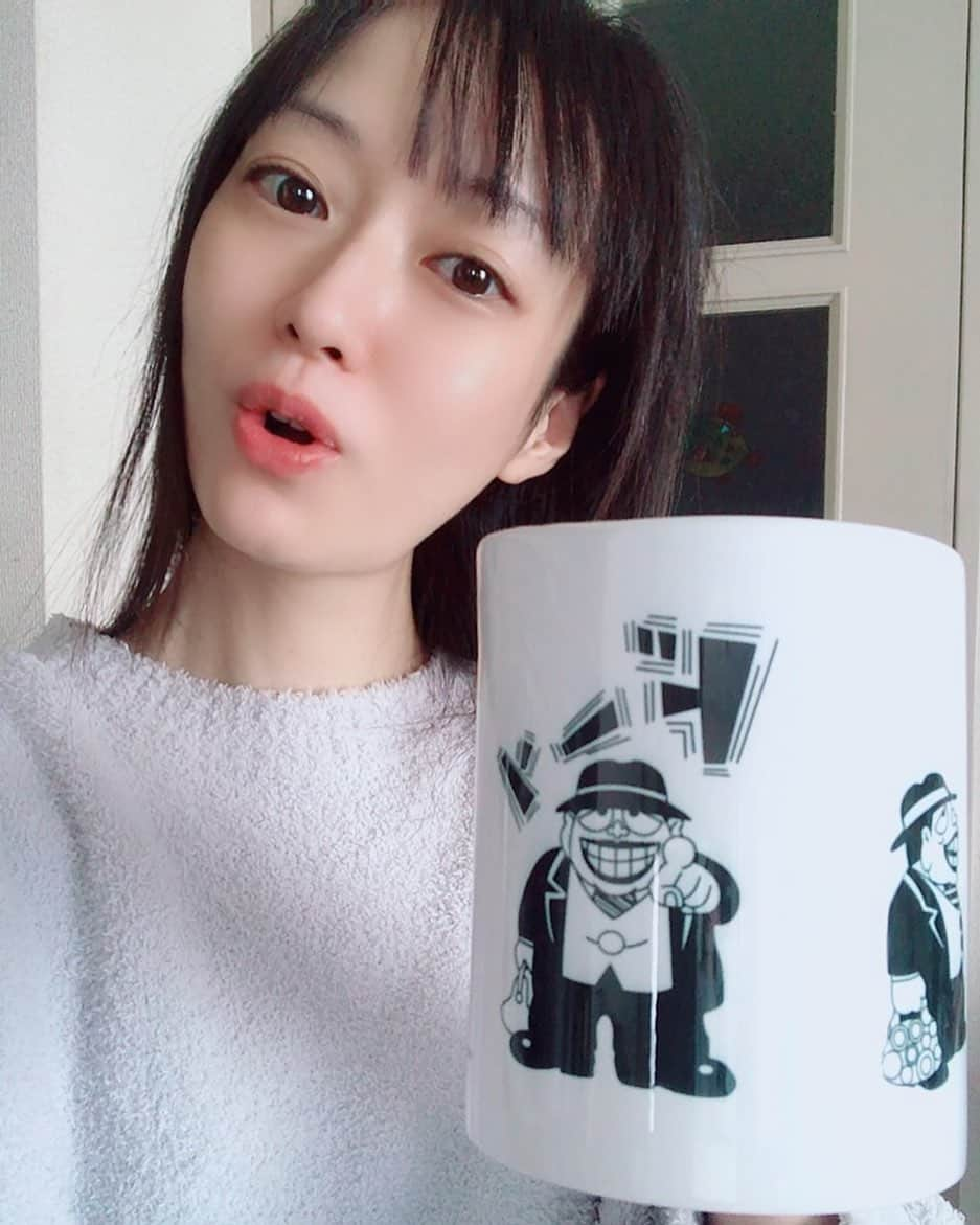 吉山りささんのインスタグラム写真 - (吉山りさInstagram)「『ドーン』😆   #マグカップ #mugcup #ドーン  #喪黒福造 #笑うせいるすまん だっけ？ マグ増えた😆 #cup #coffee #コーヒー  #present   #吉山りさ #美容 #すっぴん #寝起き #photo #モデル #温泉モデル #撮影モデル #温泉女子   #おうち時間   そろそろ#moncler の時期 #down #❄️   今日は3時起きでした😂」11月11日 12時02分 - oreorerisa