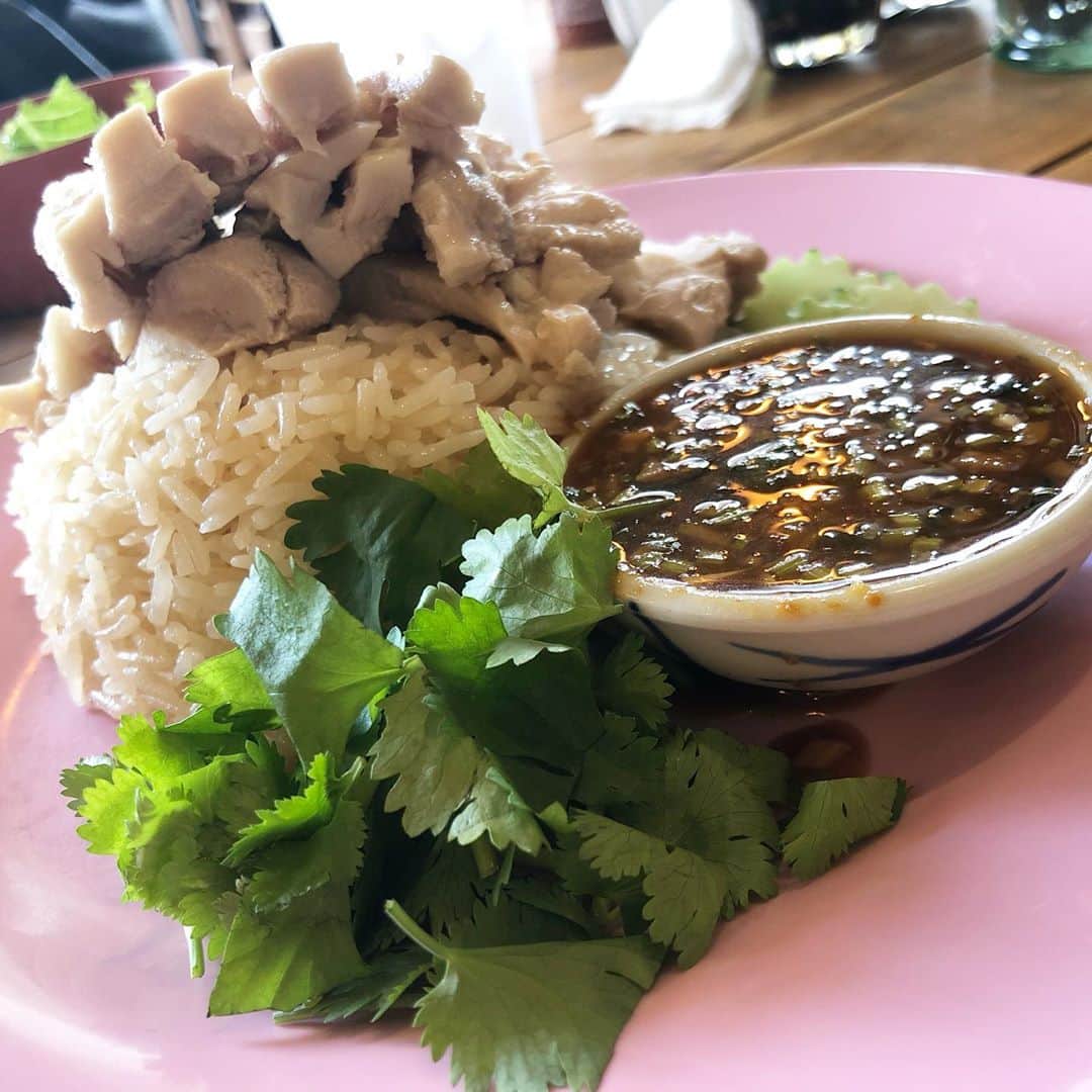 川戸沙羅のインスタグラム：「けんさんのパーソナル後、お1人様ランチ🍽  外食は誰かと約束した時しかほとんどしないんだけど、1人で外食したくなった時は、カオマンガイorシンガポールチキンライスを食べる事が多い🐓💕  出来るだけ脂質を抑えたいのと、皮が苦手なので🥺 注文する時に 「鶏肉皮無しでお願い出来ますか⁇」って必ず聞く🦻🌟  鶏肉は必ず大盛り💕  実はタイ米もダイエット的に👌🌟 ここのお店初めて行ったんだけど、ライスの味が好みだった😋  #カオマンガイ #シンガポールチキンライス  #エスニック料理  #パクチー料理  #東京ランチ #ランチ #ランチタイム  #おひとりさまランチ  #ランチプレート  #ダイエット料理  #低脂質」