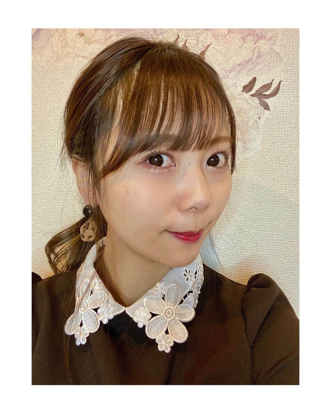 西村季里子のインスタグラム：「・  この前、 からだlabo 目黒店に行って 頭痛改善整体を受けてきました⚡️  最近は目の疲れからか、 頭も痛いな〜とずっと悩んでたけど、 診てもらったら姿勢の問題らしい！  施術はびっくりするくらい ソフトタッチすぎて、 「え、本当に触ってますか？」 って聞いちゃったよ！  一緒に小顔矯正もやってもらったら、 ずっと悩みだった頬骨が低くなった！ これは本当に嬉しい！！！！！！ (ボトックスとか打とうと悩んでたの)  私今まで顔まわりの髪の毛が絶対ないと 髪結んだりできなかったんだけど、 初めて結べるかも…と思えた🥺  顎周りがスッキリしたのと、 3枚目の写真は笑って撮ってみたけど、 頬骨が前より気にならない😭✨✨  矯正といっても本当に痛みはないので、 頭痛や肩凝りや腰痛に悩んでる方、 そして小顔になりたい方は 本当にオススメです👌🏻  今回は美容サロンサービスの @viday_official を利用して行ってきました🍒  本当に出会えてよかった🙏🏻  ぜひフォロー&サイトをチェックしてみてください💋  https://viday.jp/  #viday#美容サロン#通い放題 #アンバサダー#美容#美容院 #ネイル#エステ#リラクゼーション #パーソナルジム#ダイエット #アンバサダー#美容サブスク #目黒#からだlabo#小顔矯正 @karadalabo_meguro」