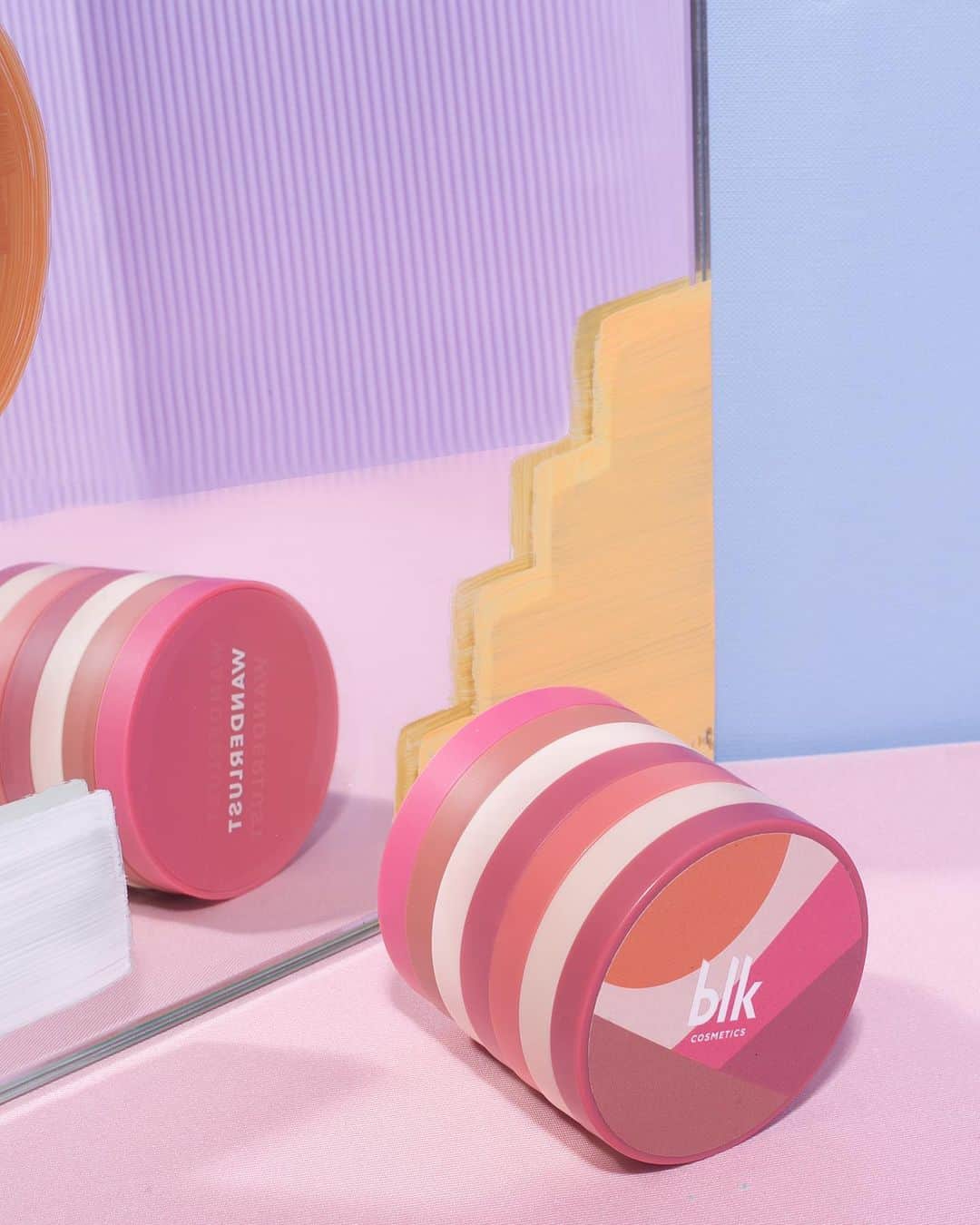 アン・カーティスのインスタグラム：「11.11 is here! We have so many great deals on Lazada and Shopee! Ranging from 30-70% off on universal, k-beauty, fresh, facestack and holiday! Perfect for early Christmas Shopping ✨ Follow @blkcosmeticsph to find out more about our awesome deals! P.S hurry because some of these deals are only available now until 2pm! x」