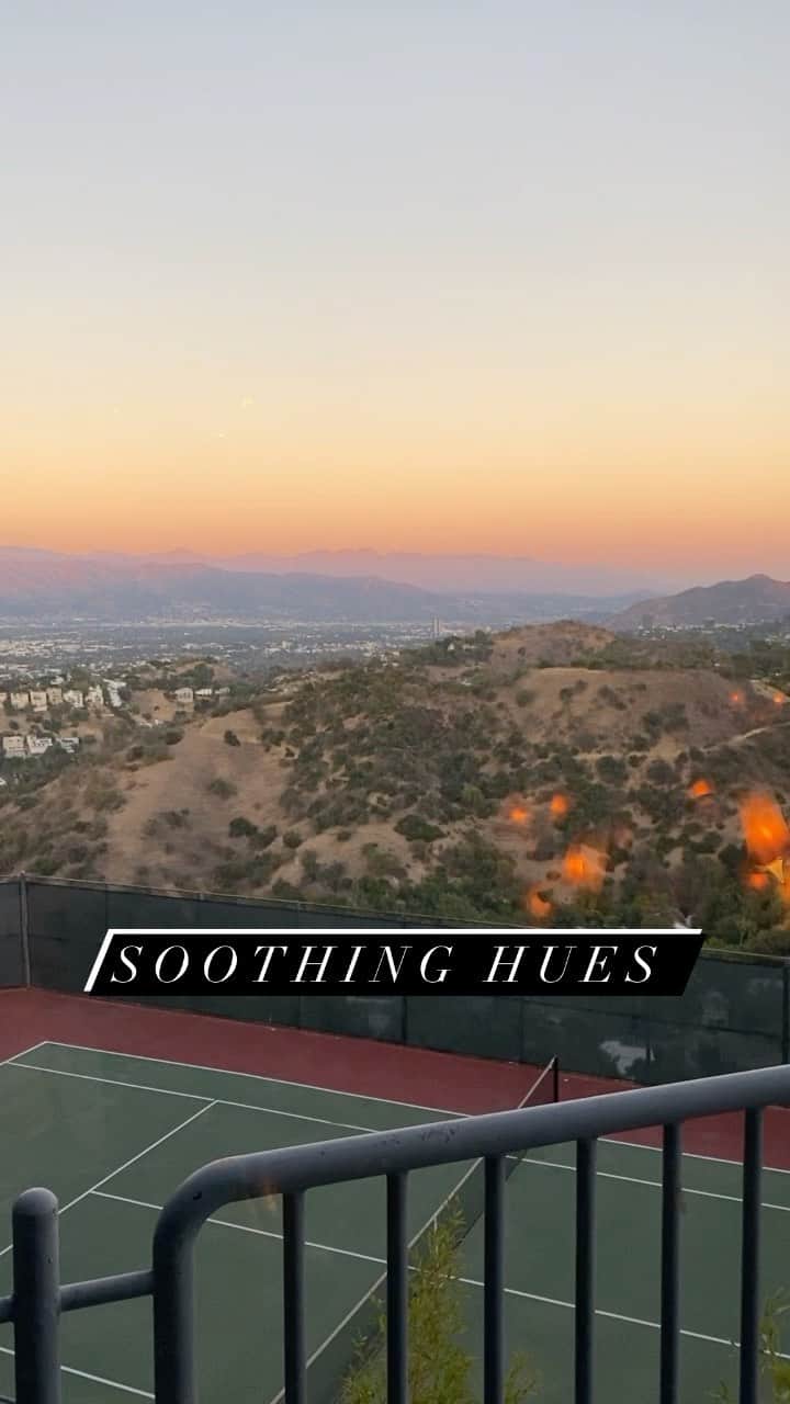 JO BAKERのインスタグラム：「#losangeles #🇺🇸 LA sunsets in the winter months are absolutely dreamy soothing delicious!!! #sunset #sunsets #cali」