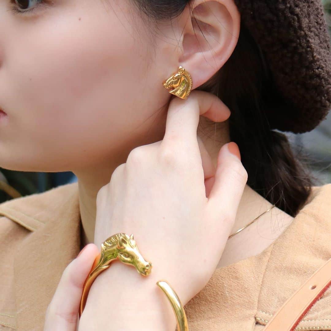 のインスタグラム：「Hermes Vintage Cheval Clip-on Earrings and Bangle   On website search for ao25632 (earrings) / ao22239 (bangle)  ✈️Free Shipping Worldwide 📩DM for more info and pricing  ➡️info@amorevintagetokyo.com   #ヴィンテージ #エルメス  #ヴィンテージエルメス #アモーレ #アモーレトーキョー #表参道 #青山 #東京 #hermes #vintage #vintageHermes #amoretokyo  #amorevintage #tokyo」