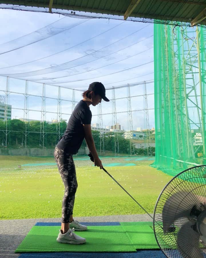 夏美のインスタグラム：「最近意識して気をつけている事⛳️🏌️‍♀️ ・トップの時の左手首 ・ハンドファーストにインパクトする ・身体が左に流れないようにする これが練習ではたまにできてもコースですっかり忘れちゃうんよね〜😂笑 練習でたまにだったらそりゃそうですよね😂笑 ＊ ゴルフって相当やらないと クセづけられないんやな〜って よく思います⛳️🙋‍♀️ ＊ ＊ いっぱい改善するとこあるけど(笑)今はこんな感じにやっております⛳️🏌️‍♀️」