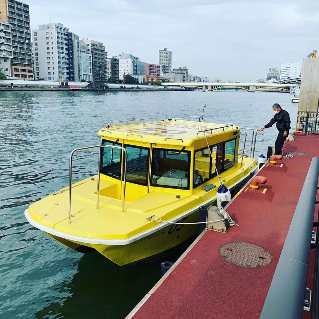 DJ AIKO 62さんのインスタグラム写真 - (DJ AIKO 62Instagram)「先週は何と初めて水上タクシー体験も！  東京ウォータータクシーと言って、急な予約でも空きがあれば＆乗船下船をする桟橋の予約が取れれば東京を船から楽しめます！  この日は見学をしたTHE GATE HOTEL両国に隣接する両国リバーセンターから日本橋へ。もう1人、取材の方とご一緒しました。思っていたよりもコンパクトな船に「揺れるのかな？」と心配もしたんですが、乗船下船時にほんの少し揺れるくらいで、全然怖くありませんでした。後はもう絶景とオープンエアの気持ちよさの方がはるかに上！最高でしたよー！  15分5000円、45分以上は少し割引もあります。カップルや夫婦なら特別な日に、家族やグループ、女子会など人数が増えれば船の貸し切りへのハードルもグンと下がる気がしませんか？隅田川からのぞむ東京の景色はなかなかない貴重な体験でした。いつかまたプライベートでも乗ってみたいです。  #東京ウォータータクシー #隅田川からの眺め  #日本橋 #両国リバーセンター #Thegatehotel両国 #水上タクシー #貸し切り #リバービュー #DJAIKO62 #学芸員djのdjaiko62  #東京散歩 #東京観光 #船」11月11日 12時32分 - djaiko62
