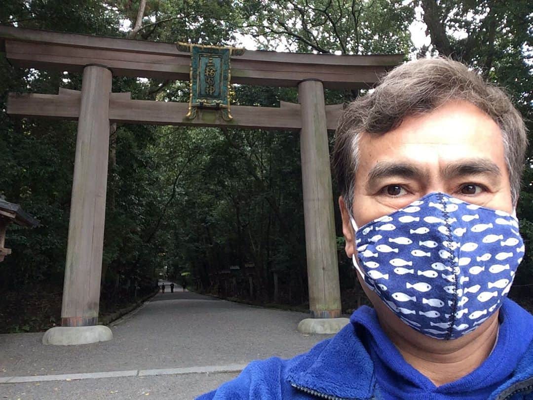 石原良純のインスタグラム：「奈良、大神神社へ参拝。御祈祷を受けた後、三輪山の登る。汗びっしょり。気持ち良かった。」
