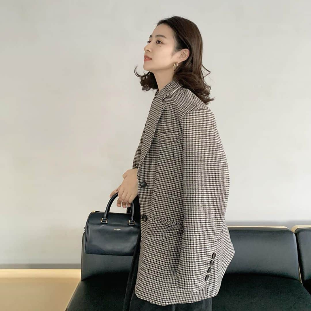 中瀬古ゆきなさんのインスタグラム写真 - (中瀬古ゆきなInstagram)「撮影の日の私服😊🧡 ・ CLASSY.のインスタライブでも着ていた お気に入りの千鳥柄ジャケット💕 AKTEのボリュームスカートとあわせました☺️ 昨日熱弁したベーシックニットはこちらです💁‍♀️笑 この日のアイテムはどれもヘビロテしてます✨ 撮影でアップヘアにしていたあとなので 髪の毛ぴょんぴょんなのはあしからず😂🧡 ・ jk @rustal_official  tops&skirt @akte_official  bag @ysl  shoes @tomorrowland_jp ✨ ・ #fashion #code #coordinate #ootd #outfit #photo #akte #rustal #ysl #tomorrowland #jk #ラスタル #アクテ」11月11日 12時42分 - yuch1129