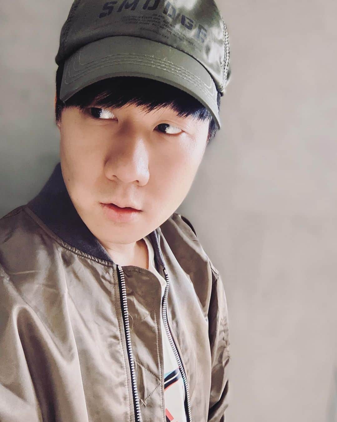 林俊傑のインスタグラム：「Hey you on the other side, sometimes I wonder if you aspire the same things in life, despite crazy circumstances?  另外一邊的你，是否也是懷著夢想，不管多累都要把自己工作當作人生目標？」