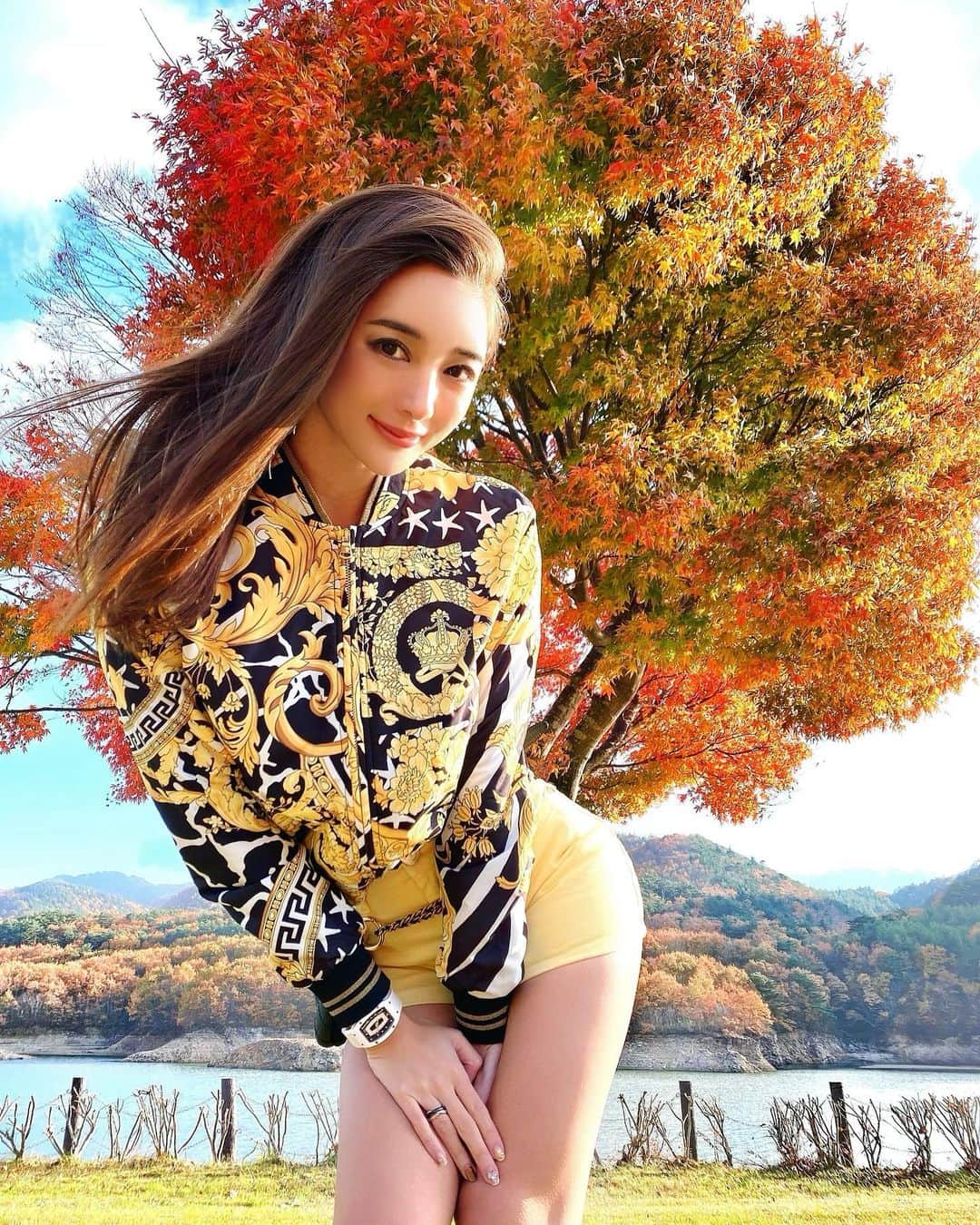 のインスタグラム：「Explore Zaochou Miyagi🕵️💫 I stopped by the park and found beautiful autumn leaves🍁Beautiful Japan🇯🇵✨ . 蔵王町を探索🕵️ お釜に行きたかったんだけどちょっと遠かったから 近場の公園へ🌳笑ちょこんと紅葉見つけたよ😍♥️ . #miyagiprefecture #zao #naturelovers #naturephotography #nature #autumnleaves #autumncolors #autumnvibes🍁 #autumnfashion #fallfashion #fallvibes #fallleaves #fallcolors #photo_jpn #instajapan #japan_of_insta #beautifuljapan #versace #richardmille #蔵王 #蔵王町 #宮城県 #国内旅行 #東北旅行 #紅葉 #紅葉狩り #秋 #お散歩 #ヴェルサーチ」