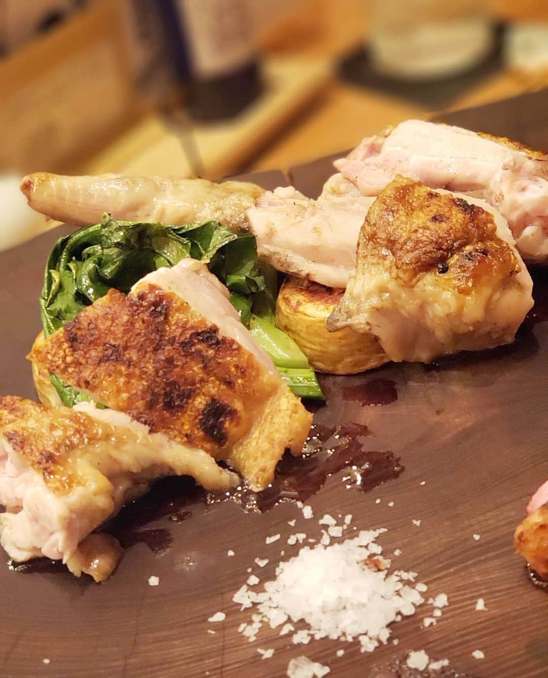 浪花ろばた 頂鯛 北新地店さんのインスタグラム写真 - (浪花ろばた 頂鯛 北新地店Instagram)「⠀⠀ こんにちは☀️⠀ 頂鯛北新地店の東です。⠀ ⠀ 今日は美味しい鶏料理を😋🍴⠀ ⠀ 地鶏の食べ比べ「七谷赤鶏」と「備中高原地鶏」⠀ ⠀ 七谷赤鶏は京都のブランド地鶏で、今ではミシュラン星付きのレストランでも使われるなど素晴らしい肉質の地鶏です。⠀ ⠀ 備中高原地鶏は岡山のブランド地鶏であっさりとした味わいのとても食べやすい肉質の地鶏です。⠀ ⠀ それぞれの肉質を考えて炭火焼や鉄板焼で調理してご提供します❗⠀ ⠀ 個人的には、鴨のような旨味のある七谷赤鶏が好きでーす😆🍴⠀ ⠀ 3食限定なので早い者勝ちです💡⠀ ⠀ どうぞご来店の際にはご賞味下さいね☺️⠀ ⠀ 予約は↓コチラにお電話が早いです。⠀ 06-6147-4377 ⠀ 浪花ろばた頂鯛 北新地店⠀ ⠀⠀⠀⠀ ━━━━━━━━━━━━━━━━👨🏻‍🍳⠀⠀⠀⠀⠀⠀ .....@mottox_planing.official 🍷🍶✨⠀⠀⠀⠀⠀⠀ ・・・・・・・・・・・・・・・・・・・⠀⠀⠀⠀⠀⠀ .🍽姉妹店🍽⠀⠀⠀⠀⠀⠀ .Madre-マドレ-⠀⠀⠀⠀ .....@madre_seiseki.official⠀⠀⠀⠀ ⠀⠀⠀⠀ ★NEW OPEN★2020/11/9★⠀⠀⠀⠀ .浪花ろばた 頂鯛LUCUA大阪店⠀⠀⠀⠀⠀⠀ .....@itadakitai_lucua.official⠀⠀⠀⠀⠀⠀ ⠀⠀⠀⠀ .炭火焼とワインの酒場 VOLTA北新地店⠀⠀⠀⠀ .....@volta_kitashinchi.official⠀⠀⠀⠀⠀⠀ ⠀⠀⠀ .炭と地酒とたしなみワイン Kai本店 醸す⠀⠀⠀⠀ .....@kai_honten.official⠀⠀⠀⠀⠀⠀ 👨🏻‍🌾━━━━━━━━━━━━━━━━👩🏻‍🌾⠀⠀⠀⠀⠀⠀ ⠀⠀ #頂鯛#itadakitai#北新地#北新地グルメ#大阪#大阪グルメ#インスタ映え#日本酒#ワイン#オシャレ#居酒屋#グルメ#グルメ好きと繋がりたい#ディナー#北新地ディナー#大阪ディナー#地鶏食べ比べ#七谷赤鶏#備中高原地鶏#炭火焼#鉄板焼#pic2が七谷赤鶏#pic3が備中高原地鶏#分からんよね#食べたら分かる」11月11日 12時50分 - itadakitai.official