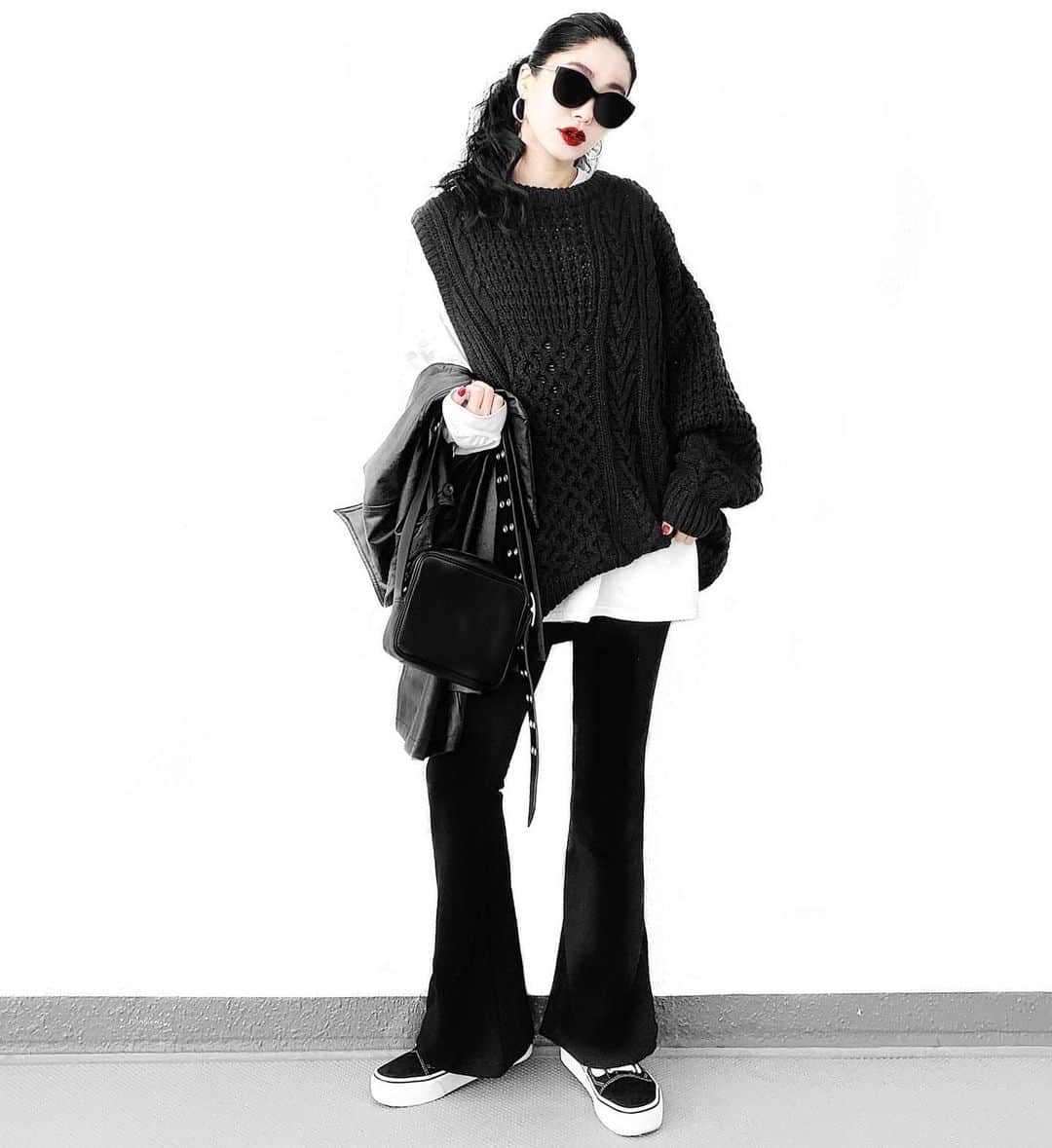 lve_xxxxのインスタグラム：「.﻿ .﻿ 袖が有無のｱｼﾒﾆｯﾄ🧶﻿ ﻿ 温いんだか寒いんだか分からんけど、﻿ 可愛いから最高🙌笑﻿ ﻿ @lveu.official ﻿ ｽｳｪｯﾄﾌﾚｱﾊﾟﾝﾂが本当に好きって事は﻿ 声を大にして言いたい！←﻿ ﻿ 再入荷しておりますが﻿ 残り僅かとなっております！﻿ ﻿ 私も、完売前にはよｽﾄｯｸ買いせな🏃‍♂️﻿ ﻿ ﻿ ｺｰﾃﾞｱｲﾃﾑ詳細は﻿ WEARをご覧くださいませ。﻿ ﻿ WEAR ： lvexxxx ﻿ 💻 https://wear.jp/sp/lvexxxx/﻿ ﻿ －－－－－－－－－－－－－－－－－－﻿ ﻿ 📢ｺﾒﾝﾄ頂ける際は、﻿ 最新投稿にお願い致します。﻿ ﻿ 過去投稿に頂いた際、気がつかない事もあり﻿ お返事致しかねる場合が御座います🙇‍♀ ️﻿ ﻿」