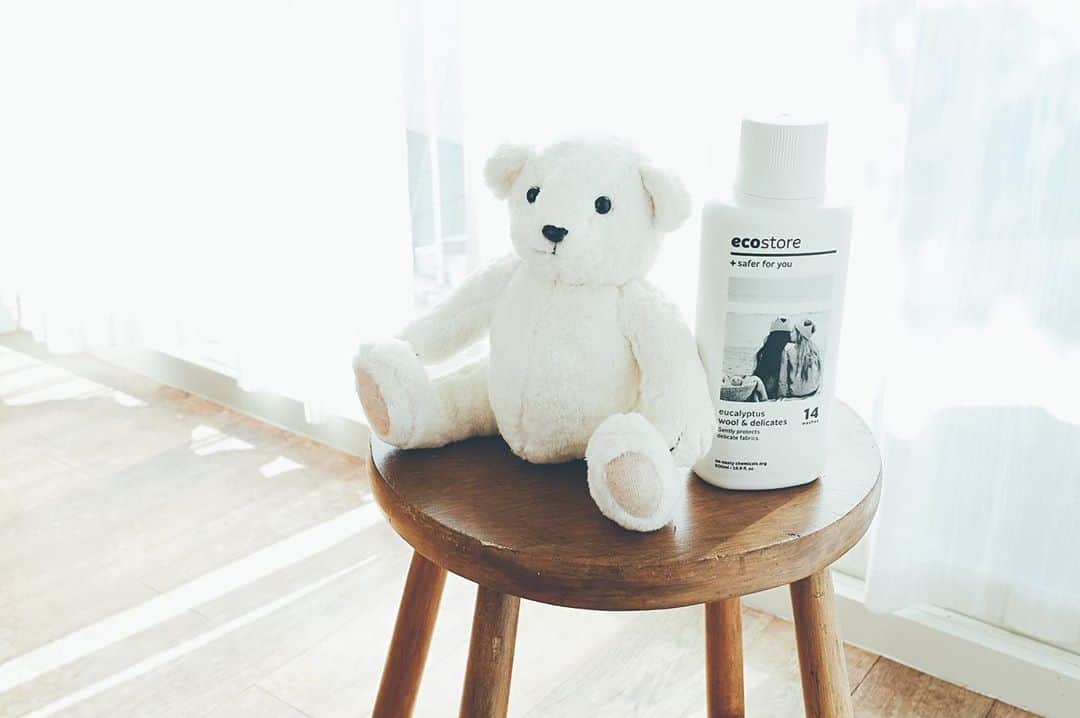 のインスタグラム：「パンパカパーーーン🥳 お知らせです✨ ニュージーランド発のサステナブルなブランド、　@ecostore.jp エコストアさんとわたしのオーガニックコットンブランド　@love__the__earth でコラボして、クリスマススペシャルギフトセットを作ることになりました🐻🎁  エコストアさんは植物とミネラル由来のやさしい洗剤やボディケアなどを作っていて、約28日で生分解するココナッツ由来の界面活性剤を使用していたり、サトウキビから作られたプラスチックをパッケージに使っていたり、さらにゴミを減らすための量り売りもしていたり、地球にも人にも動物にもやさしい大好きなブランド♥️  今回はエコストアさんのぬいぐるみも洗えるデリケート&ウールウォッシュと、（この洗剤はオーガニックコットンを洗うのにもぴったりなの🌈）LtEで人気の中綿まで100%オーガニックコットンのテディベアが今回だけの限定色で白くまちゃんになった数量限定のスペシャルなセットです😊💘 （オリジナルのテディベアと白うさぎちゃんは大好評をいただきただいま品切れ、再入荷の日にちが決まったらまたお知らせします🙏🏻）  詳しくは　@love__the__earth または　@ecostore.jp さんのインスタをチェックしてね🧸」
