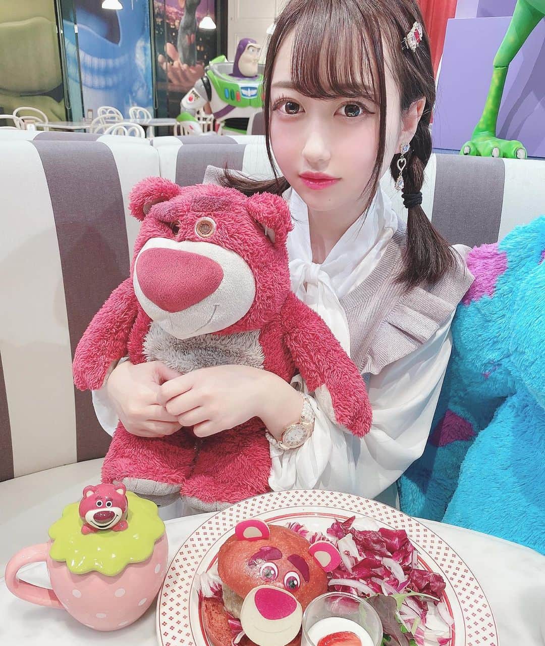 のインスタグラム：「pixarかわいい❤︎ 店内も食べ物も可愛くて 終始癒しでした👼  東急プラザ表参道原宿で 11月15日までやってるよ〜〜  #ohmycafe #pixar #pixarカフェ #東急プラザ表参道原宿 #表参道カフェ #原宿カフェ #原宿カフェ巡り #表参道カフェ巡り #ディズニーコーデ #ディズニーカフェ #サリー #ロッツォ #トイストーリー」