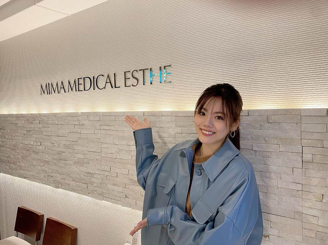 坪井保菜美さんのインスタグラム写真 - (坪井保菜美Instagram)「✒︎初めての小顔矯正 @mima_medical_esthe   『小顔矯正スペシャルトリートメント』コース。 途中気持ち良すぎてうとうと。 とんちんかんな会話してたと思う。 先生すみません。ありがとう。  歪みが整い、さらに小顔を実感してびっくり💆🏻‍♀️  小顔強制・エステ・接骨院 3つを一気に施術できる贅沢な時間！！ ガチガチな頭も解してもらい、さらには悩みも親身に聞いてくれました。ほんとありがとうございます🥺 ・ #小顔矯正 #美容 #エステ #美白  #美馬メディカルエステ #赤坂」11月11日 12時44分 - honamitsuboi