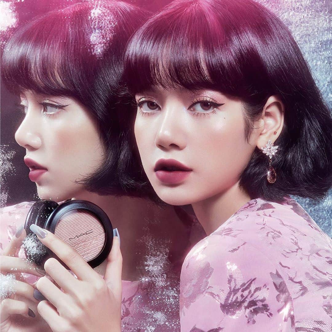 M∙A∙C Cosmetics Japanのインスタグラム：「いよいよホリデーシーズンの到来✨💜 LISA @lalalalisa_m のお気に入りアイテムで、明るく輝くホリデーメイクルックを手に入れて！ #MACLovesLisa ㅤ 【使用製品】 💜スタジオ フィックス フルイッド SPF 15 💜ブラシストローク ライナー / ブラシブラック 💜エクストラ ディメンション スキンフィニッシュ / ショー ゴールド 💜パウダー ブラッシュ / メルバ 💜ダズルシャドウ リキッド / ラブ ユア セルフ、ダイヤモンド クランブルズ 💜スモールアイシャドウ / コルク 💜パウダー キス リキッド リップカラー / メイク ラブ トゥ ザ カメラ ㅤ #MACPOWDERKISS #MACパウダーキス」