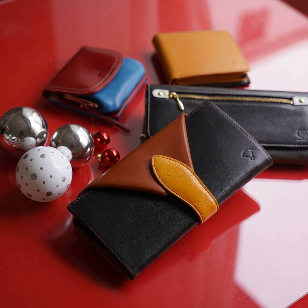 e-monoのインスタグラム：「クリスマスプレゼントでサプライズ🎄✨ どこにでも売ってる普通のプレゼントじゃつまらない！という方にもおすすめです⭐ 使えば使うほど愛着がわく革小物。そんな革小物を、カスタムオーダーできるイーモノでは、 贈る相手のことを考えながら作ることができます🎄🎁 素敵なサプライズプレゼントになること間違いなしです☻」
