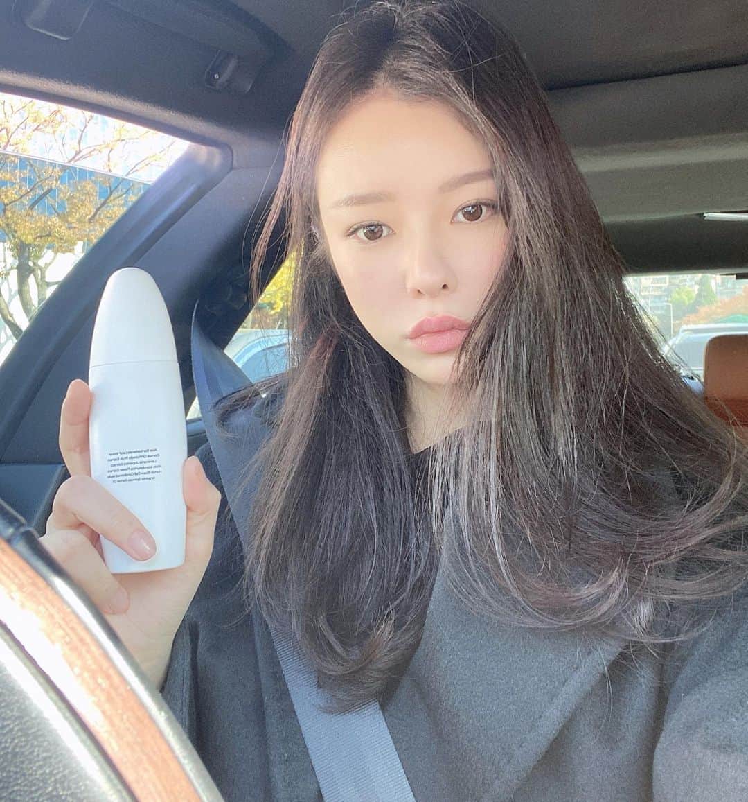 クォン・スジョンのインスタグラム：「뿌리는 수분크림🙈오늘도 미스트 칙칙 뿌리고 출근♥️  미스트 배송때문에 문의를 많이 주셔서 알아보니 정상 출고는 되었는데 현재 온라인 주문 폭주로 인해 배송이 지연되고 있다고 합니다 😢 배송은 조금만 기다려주세요🙏🏻」