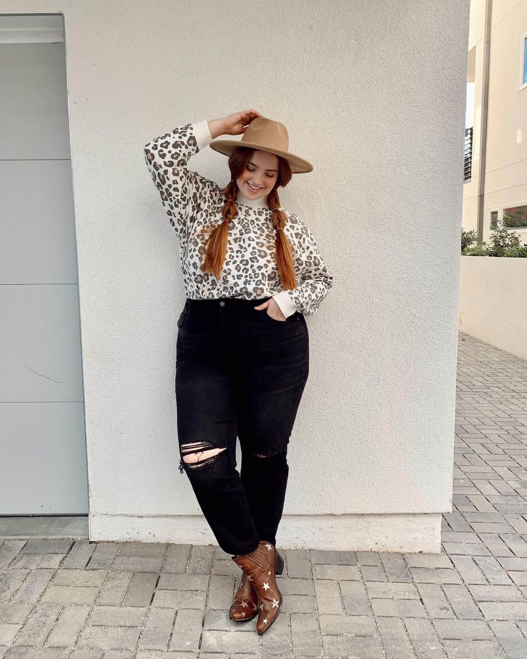 ブリー・キッシュのインスタグラム：「is there anything harder than finding jeans that fit right? i always struggle with them never being long enough and gapping at the waist.. but not anymore! @americaneagle’s Mom Jeans are now my go-to pair 👖✨ ready for cooler weather so i can wear these literally every single day. be sure to check out my IGTV tomorrow — i’m styling one pair of Mom Jeans 5 different ways! (while also wearing AE head to toe 🌟) #AExME #AEPartner」