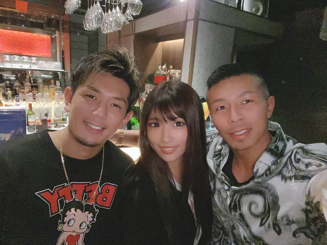 のインスタグラム：「長年可愛がってもらってる兄貴😎 うっちーには何もかも見抜かれます。笑 (あれ本当すごい笑) @takashikod お誕生日おめでと🎉 . これからもりさはいっぱい食べるので よろしくお願いします！爆笑  いつもありがとう〜いい日にしてね😋 . #bff #KODのパンフレット見てね🥱笑」