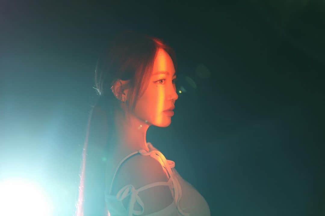 のインスタグラム：「오늘 저녁 6시🛸🖤」