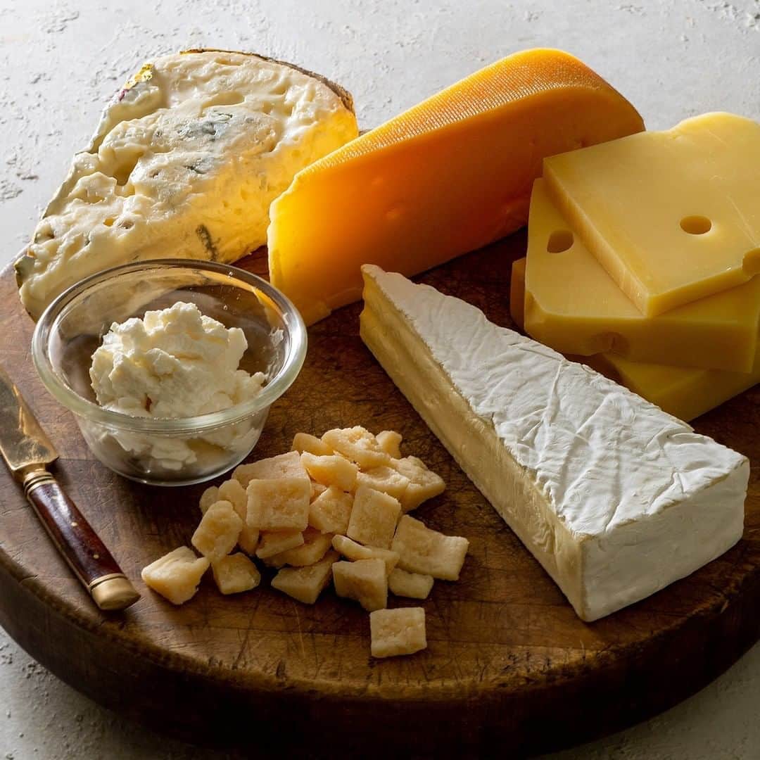 BETTER HOMEさんのインスタグラム写真 - (BETTER HOMEInstagram)「本日、11月11日は「チーズの日」🧀 日本輸入チーズ普及協会とチーズ普及協議会により、1992年に制定されたそうです。  ベターホームでは、世界の伝統的な家庭料理からおもてなしメニューまで幅広いメニューの習える「世界のチーズ料理」というコースを開催しています🍷 世界各国のさまざまなチーズを使い、加熱して溶かす、香ばしく焼く、すりおろす、フレッシュなままなど、チーズの特徴をいかして料理に仕上げます。相性のよい食材や調味料を知って料理に活用すれば、新しいおいしさに出会えます♪ http://www.betterhome.jp/school/course/cheese/autumn.html 現在、11月開講コースお申込み受付中！お申込みお待ちしています。  ▶プロフィールのリンクの、HOT TOPICSからもご覧いただけます。  #ベターホーム#料理教室#チーズの日#世界のチーズ料理#料理好きな人と繋がりたい」11月11日 12時55分 - betterhome_jp