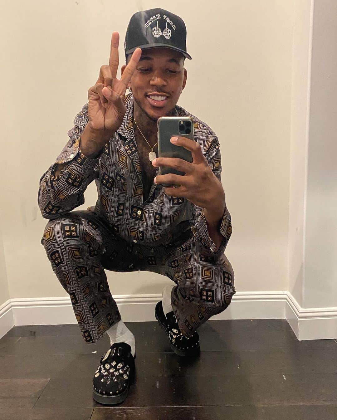 ニック・ヤングのインスタグラム：「Cozy King  MOSTHATED #ColdNights❄️ @mhp.la」