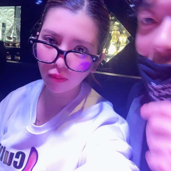 坂口杏里のインスタグラム：「星座館ビル、シュガーヒル💕 うちの店長と😍🧡  Bar Cachette(カシェット) 東京都新宿区歌舞伎町2-11-7 メトロビル4階 営業時間 1:00～7:00」