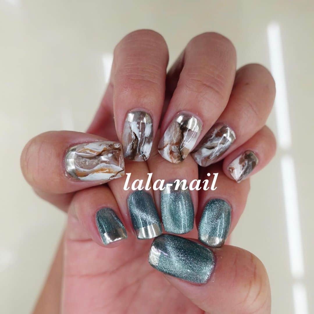 ETSUKOのインスタグラム：「my nail 💅 アニマルに飽きたのでひとまず 秋の大理石ネイル🤎 2枚目 親指の奥行きお気に入り😙 チグハグネイルでマグネットに🧲」