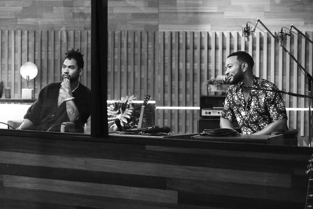 ミゲルのインスタグラム：「Twinsies 😂 alongside my brother @johnlegend again tonight . Thanks for having me bro ! Big love to all the contestants,  advisors and coaches. Team Legend got this ! Watch it right now @nbcthevoice」