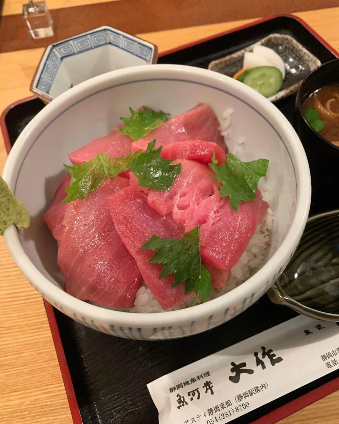 のインスタグラム：「今週は、 ガッツリ丼、米率高め👈😍 家でも新米を炊いたら 子供達の食欲が凄いです😋🌾 . . . #ランチの記録  #ランチのきろく  #新米の季節  #鮪丼 #カツ丼 #丼スタグラム」
