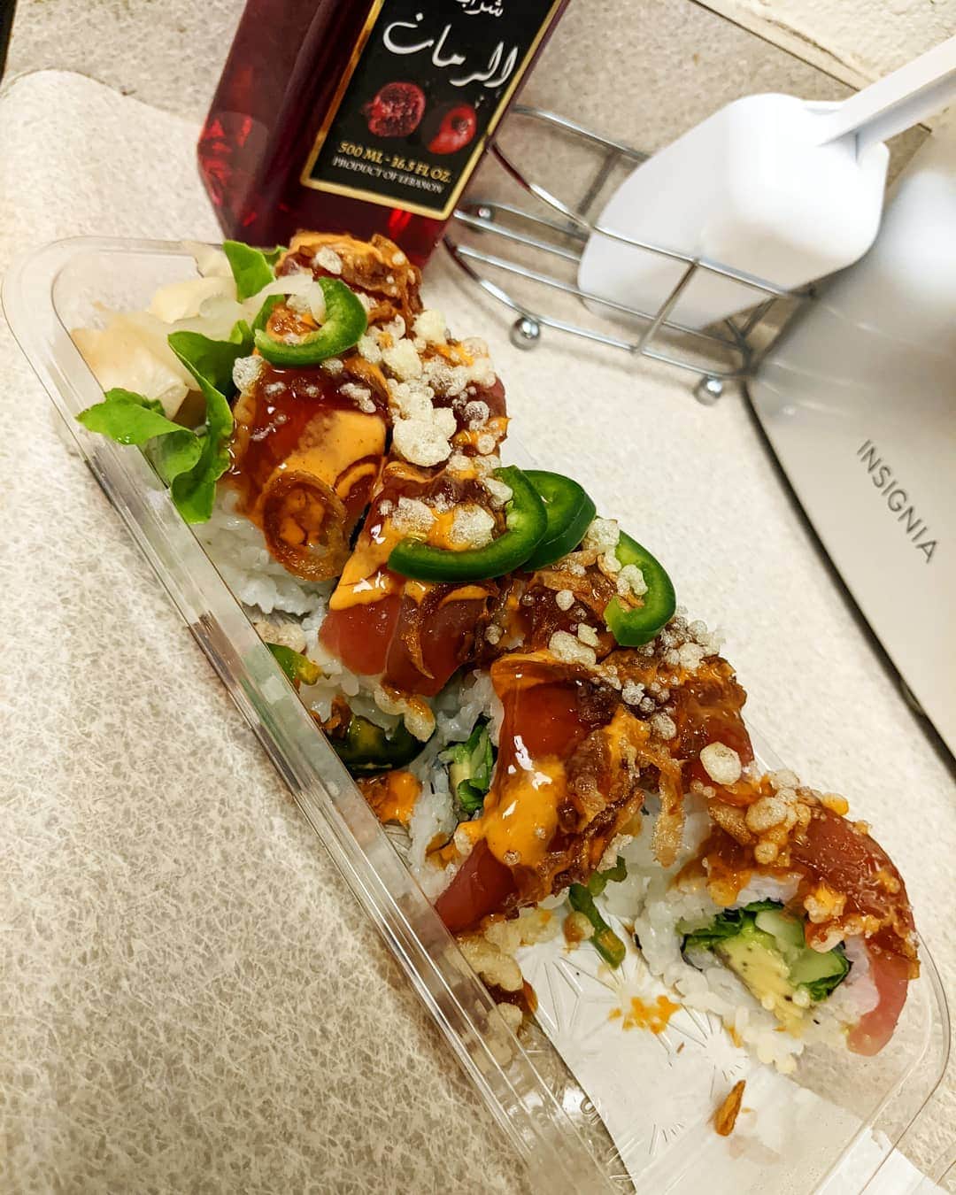 アマルのインスタグラム：「Suuuushiiiiiiiiiiiii🥰美味しいいいマグロとハラペーニョjalapenoときゅうりとアボカドレタス美味しかったー。Ajチョイス🥰さすが!あたしが好きな組み合わせわかってる。 Sushiiiiiii. Tuna, jalapeno, cucumber, lettuce and avocado, sooooo good. Aj chose it and yup he knows what I love. Yummmmmm. Thanks baby.」