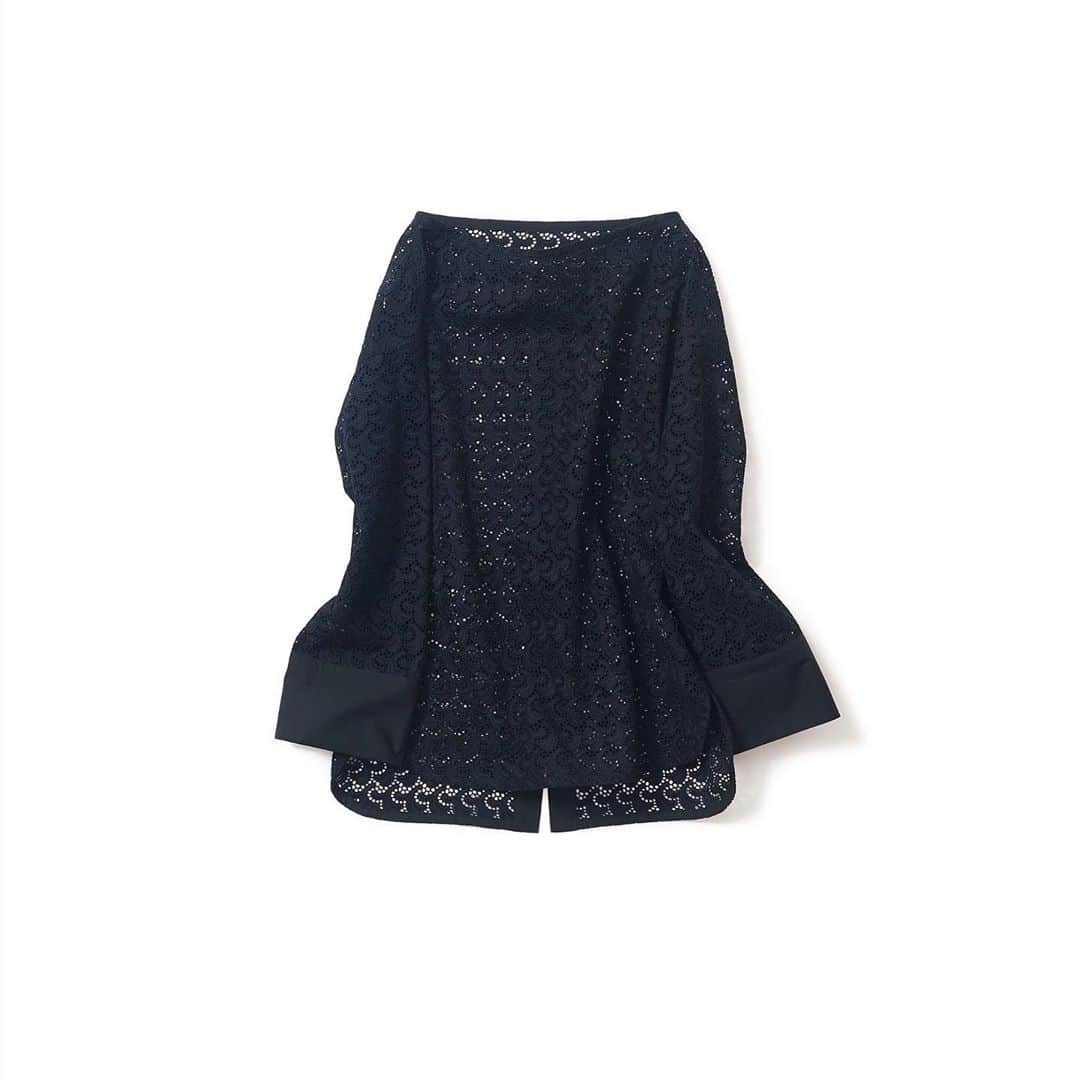 のインスタグラム：「・ K.Kshop ♦️Recommended♦️ ・ ♦︎LOUSTIC ルスティック／レーストップス (BLACK) ・ ・ 繊細なコットンエンブロイダリーレースを使用した、高級感のあるレーストップス。 穴のあいた模様部分以外は織物そのものの生地のため、他のレースにはない、程よいハリとコシの強さがあるのが特徴的です。透け感のある生地のため空気を含み、綺麗なシルエットで着て頂けます。 ・ #kkcloset #kkshop #菊池京子 #kyokokikuch #coordinate #コーディネート #code #ootd #happy #follow #outfit #kotd #カジュアル #style #fashion #ファッション #秋冬 #feminine #レース #black #classic」