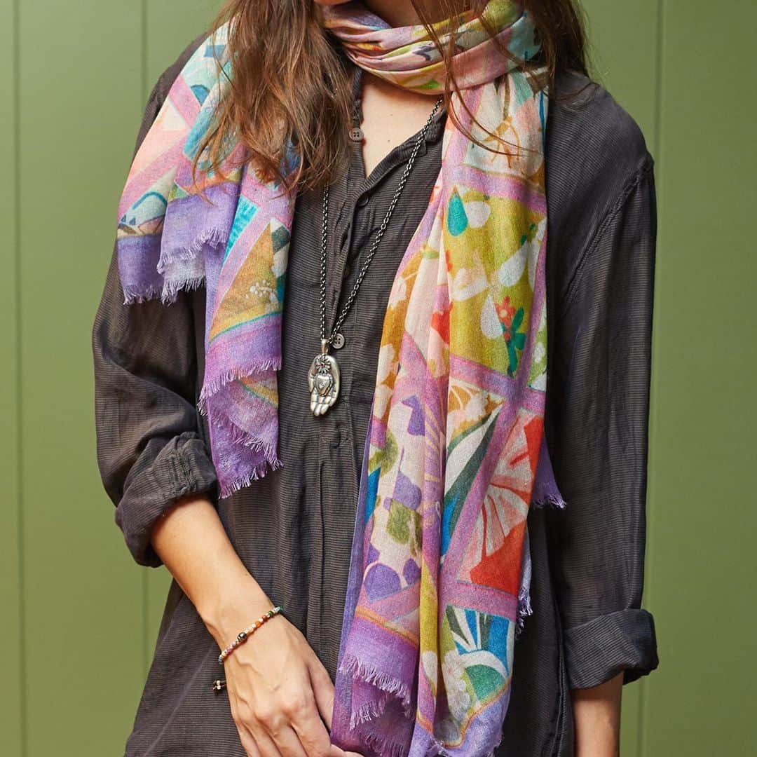 のインスタグラム：「The very new Hawaiian Quilt scarf for your consideration 🌈. I have been collecting vintage textiles and Hawaiian quilts for a while: what better way to share my treasures than designing the softest scarf for you ? A lightweight and delicious blend of cashmere and micromodal fiber. Perfect protection against, well, everything 💓. Limited edition #scarf #cashmere #designer #colors #quilt #vintage #soft #present #gift」