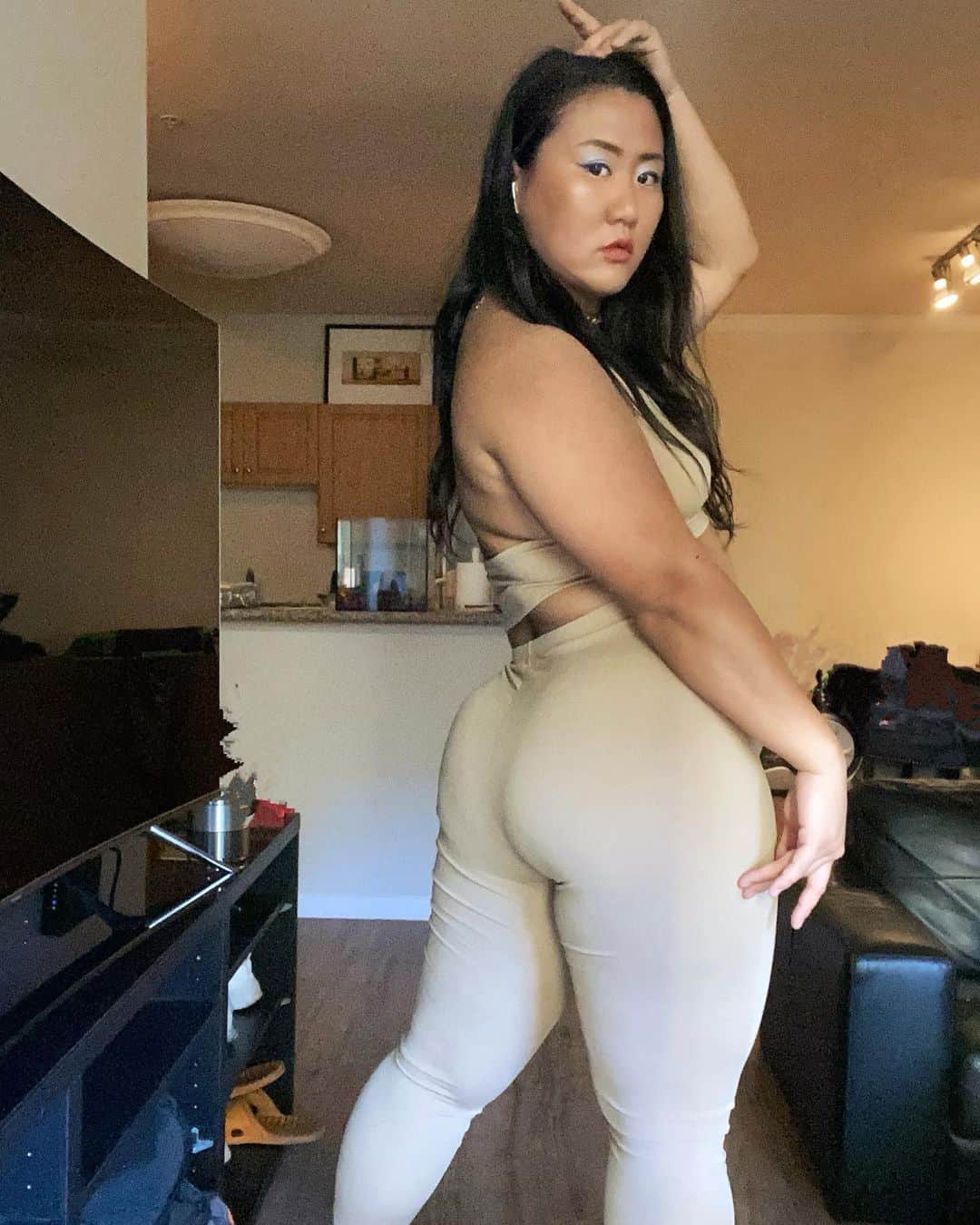 藤井美穂のインスタグラム：「I even can’t stand “Cali cold” @shein_us @sheincurve   https://us.shein.com/Plus-O-ring-Detail-Tank-Top-Leggings-Set-p-1559098-cat-1928.html  SHEIN is holding its annual 11/11 Big Sale!” § Include #SHEIN, #SHEINgals, #SHEIN1111 #OneMillionSHEINbucks in the caption. § Incorporate call-to-action, “Use my code S21eR for an additional 15% off the SHEIN site!”」