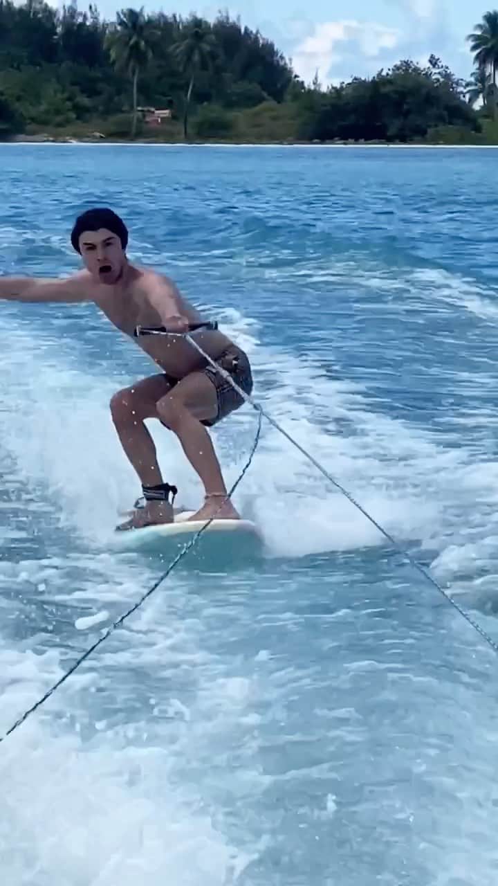 DYLAN MULVANEYのインスタグラム：「And that’s on liquid confidence #gay #ocean #surf #lgb」