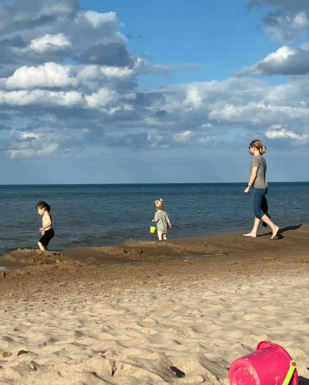 エミリー・デ・レイヴィンさんのインスタグラム写真 - (エミリー・デ・レイヴィンInstagram)「November (!!!) beach day at the beautiful Indiana Dunes. We spent the afternoon searching for stones, paddling in Lake Michigan & becoming sand mermaids. 🧜‍♀️💞  Rescued a drowning 🐞, helped her dry off & de-sand herself before she flew away on a new lady bug adventure 🥰. And transported a VERY large bull ant (is that what they are called in the US? Or just in Australia?!) away from us & onto the foliage 🤪🍂. #bugrescue #rvlife #roadtrip #beachday #indianadunes #mumlife #momlife #toddlerlife #kidlife #tranquil」11月11日 4時39分 - emiliede_ravin