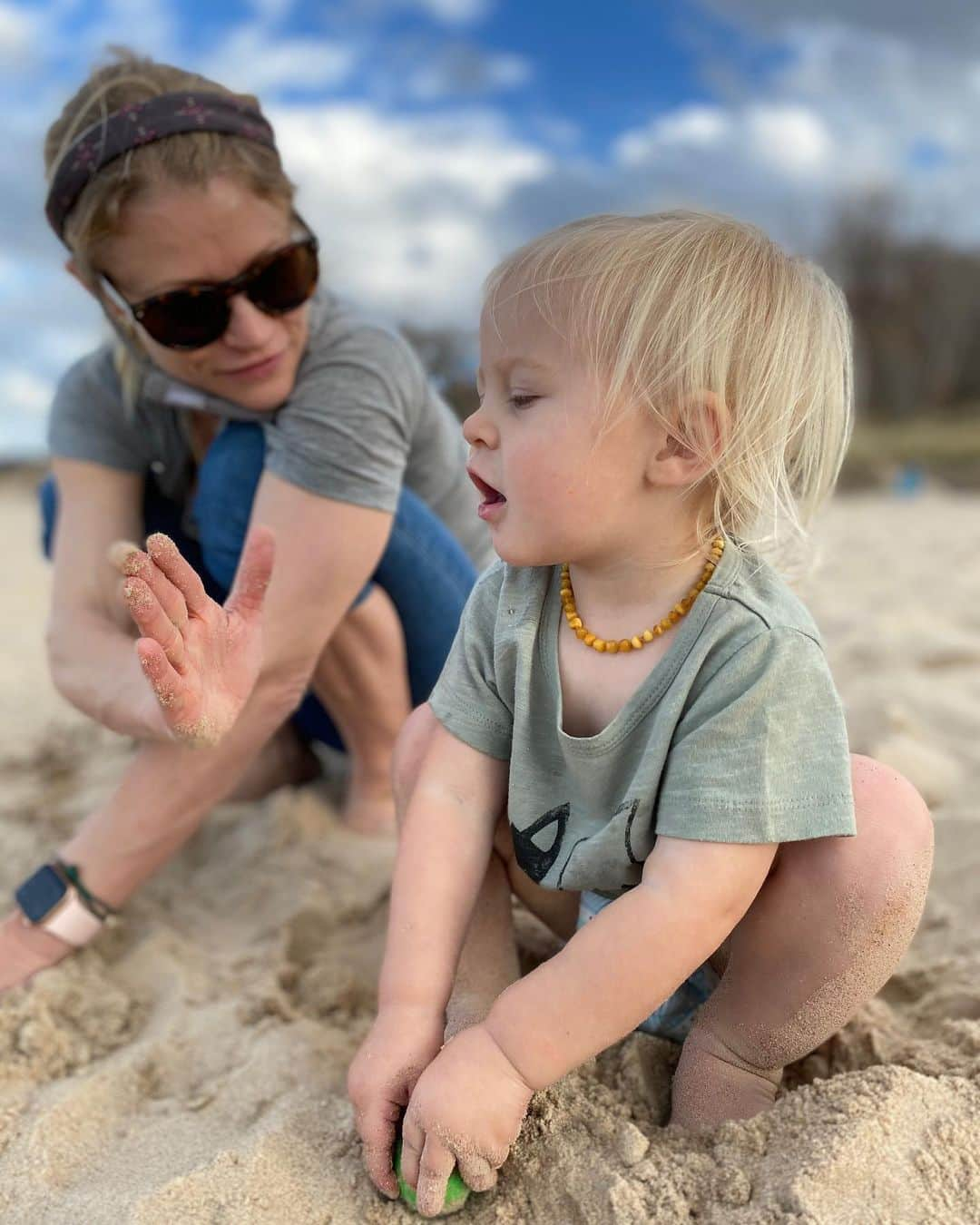 エミリー・デ・レイヴィンさんのインスタグラム写真 - (エミリー・デ・レイヴィンInstagram)「November (!!!) beach day at the beautiful Indiana Dunes. We spent the afternoon searching for stones, paddling in Lake Michigan & becoming sand mermaids. 🧜‍♀️💞  Rescued a drowning 🐞, helped her dry off & de-sand herself before she flew away on a new lady bug adventure 🥰. And transported a VERY large bull ant (is that what they are called in the US? Or just in Australia?!) away from us & onto the foliage 🤪🍂. #bugrescue #rvlife #roadtrip #beachday #indianadunes #mumlife #momlife #toddlerlife #kidlife #tranquil」11月11日 4時39分 - emiliede_ravin