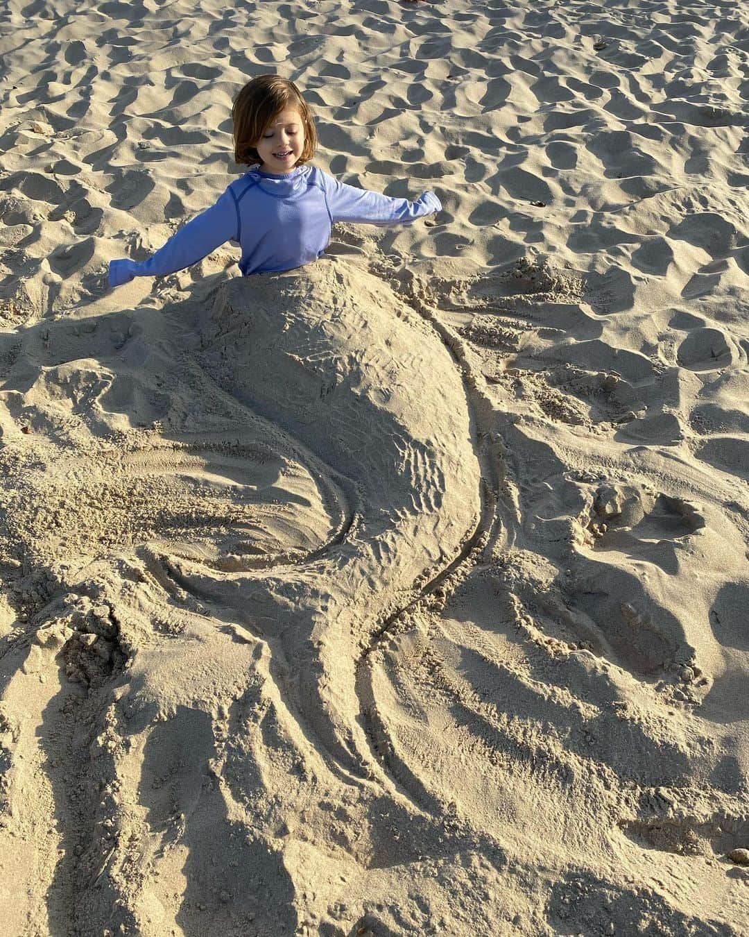 エミリー・デ・レイヴィンさんのインスタグラム写真 - (エミリー・デ・レイヴィンInstagram)「November (!!!) beach day at the beautiful Indiana Dunes. We spent the afternoon searching for stones, paddling in Lake Michigan & becoming sand mermaids. 🧜‍♀️💞  Rescued a drowning 🐞, helped her dry off & de-sand herself before she flew away on a new lady bug adventure 🥰. And transported a VERY large bull ant (is that what they are called in the US? Or just in Australia?!) away from us & onto the foliage 🤪🍂. #bugrescue #rvlife #roadtrip #beachday #indianadunes #mumlife #momlife #toddlerlife #kidlife #tranquil」11月11日 4時39分 - emiliede_ravin