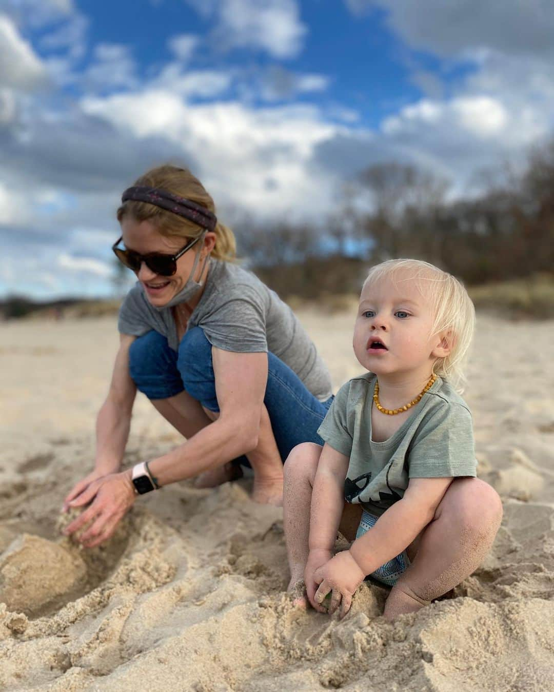 エミリー・デ・レイヴィンさんのインスタグラム写真 - (エミリー・デ・レイヴィンInstagram)「November (!!!) beach day at the beautiful Indiana Dunes. We spent the afternoon searching for stones, paddling in Lake Michigan & becoming sand mermaids. 🧜‍♀️💞  Rescued a drowning 🐞, helped her dry off & de-sand herself before she flew away on a new lady bug adventure 🥰. And transported a VERY large bull ant (is that what they are called in the US? Or just in Australia?!) away from us & onto the foliage 🤪🍂. #bugrescue #rvlife #roadtrip #beachday #indianadunes #mumlife #momlife #toddlerlife #kidlife #tranquil」11月11日 4時39分 - emiliede_ravin