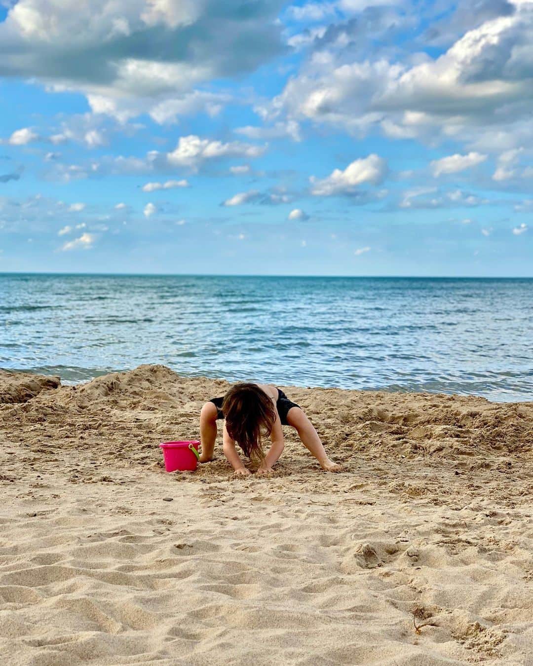 エミリー・デ・レイヴィンさんのインスタグラム写真 - (エミリー・デ・レイヴィンInstagram)「November (!!!) beach day at the beautiful Indiana Dunes. We spent the afternoon searching for stones, paddling in Lake Michigan & becoming sand mermaids. 🧜‍♀️💞  Rescued a drowning 🐞, helped her dry off & de-sand herself before she flew away on a new lady bug adventure 🥰. And transported a VERY large bull ant (is that what they are called in the US? Or just in Australia?!) away from us & onto the foliage 🤪🍂. #bugrescue #rvlife #roadtrip #beachday #indianadunes #mumlife #momlife #toddlerlife #kidlife #tranquil」11月11日 4時39分 - emiliede_ravin