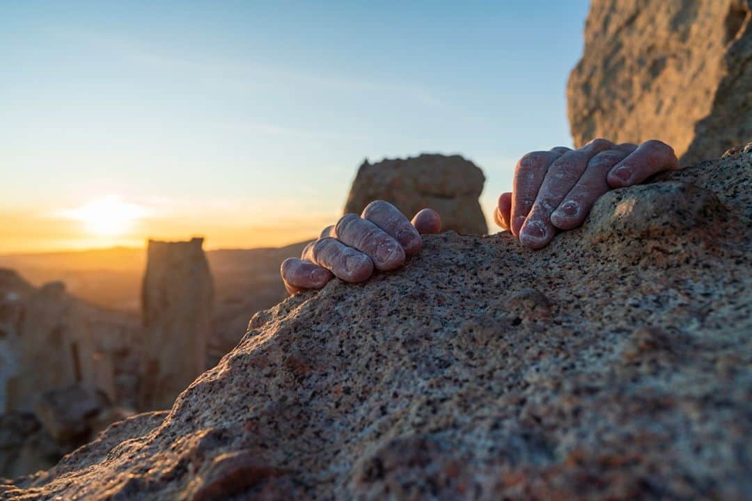 patagoniaさんのインスタグラム写真 - (patagoniaInstagram)「Jane Jackson executes the down-mantle, marking the end of another magic sunset scramble of Cathedral Peak, Tuolumne Meadows, Yosemite National Park. ⁠ ⁠ Photo: @ericbissell⁠」11月11日 4時40分 - patagonia