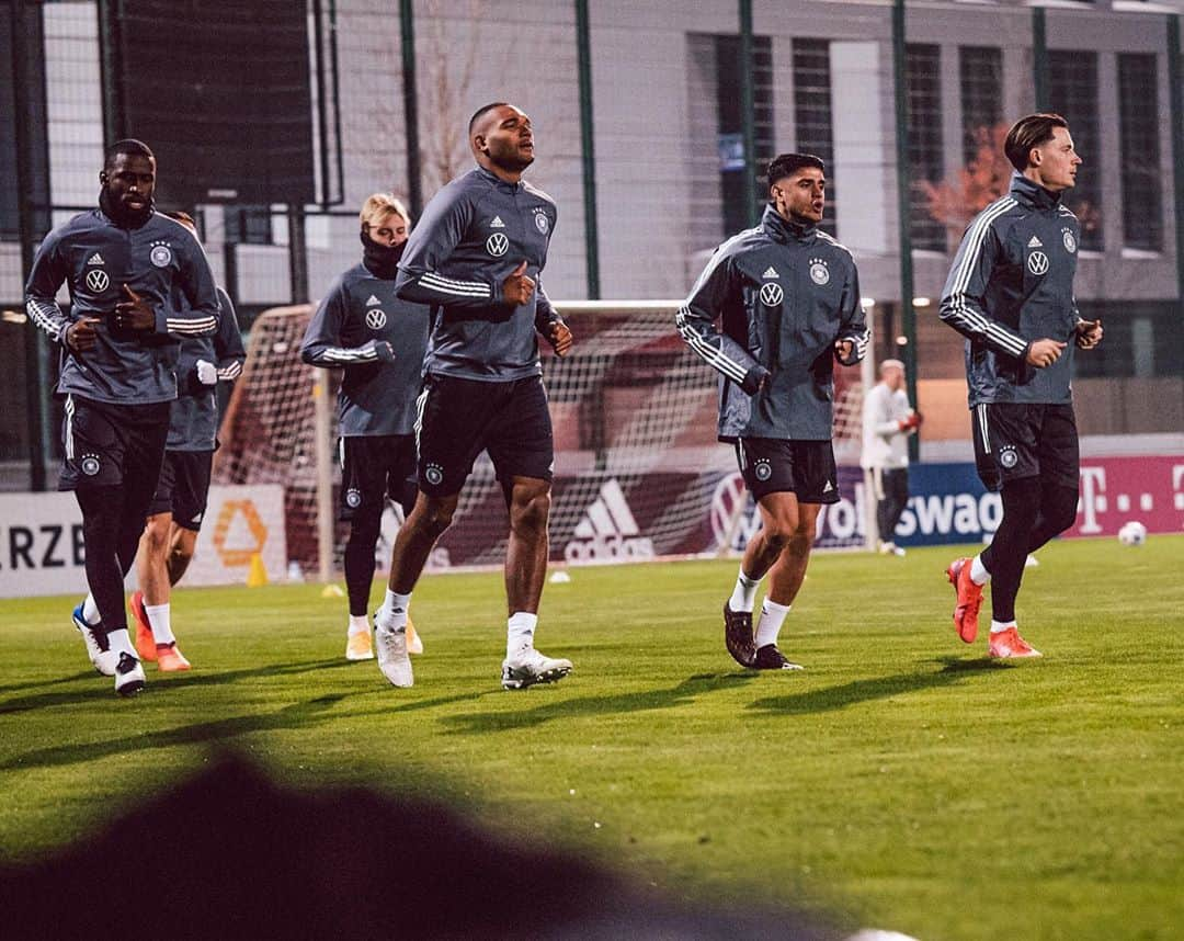 ヨナタン・ターのインスタグラム：「Great energy of the team while getting ready for the next matches. 🇩🇪 Busy week ahead of us. #GERCZE @dfb_team」